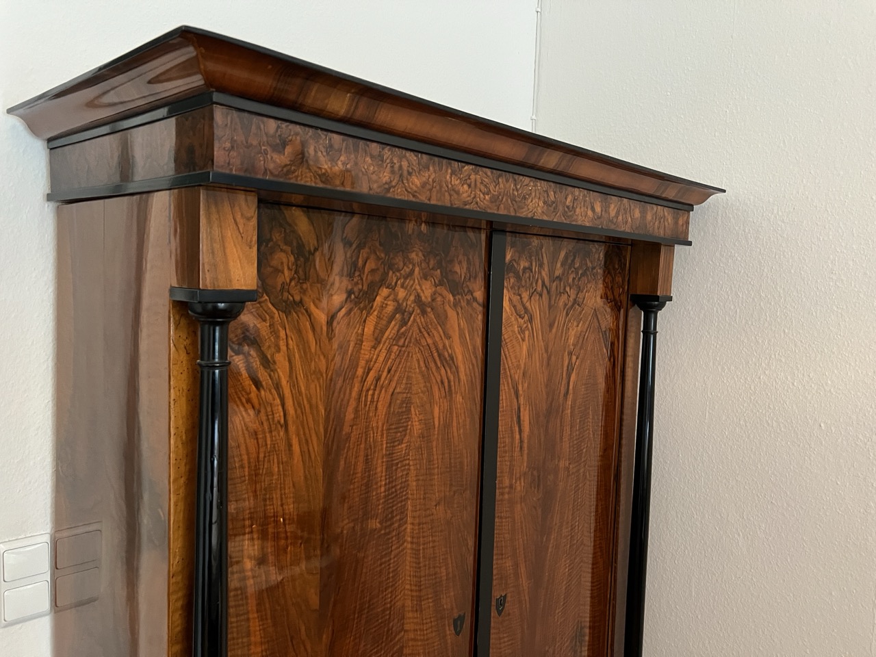 Biedermeier Schrank Nussbaumfurnier