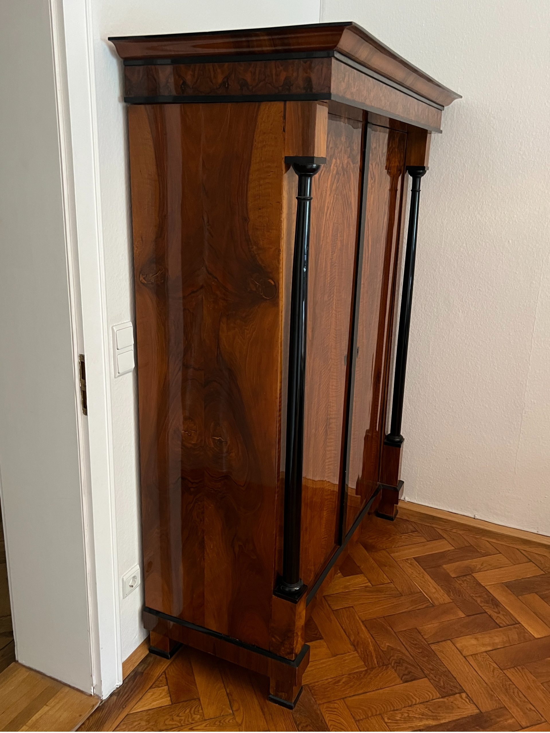 Biedermeier Schrank Nussbaumfurnier