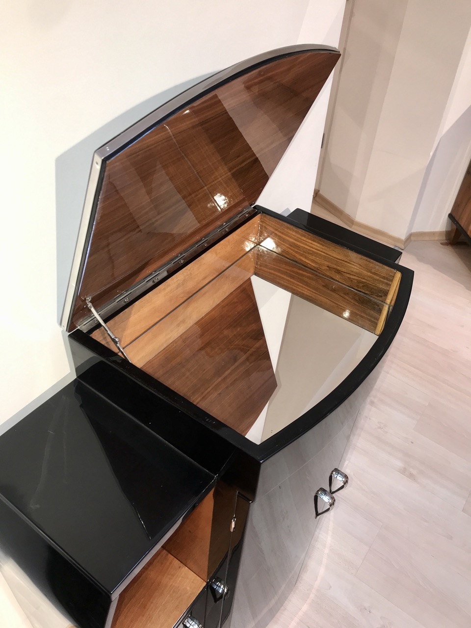 Art Deco Barschrank, Schwarz Lack und Nussbaum