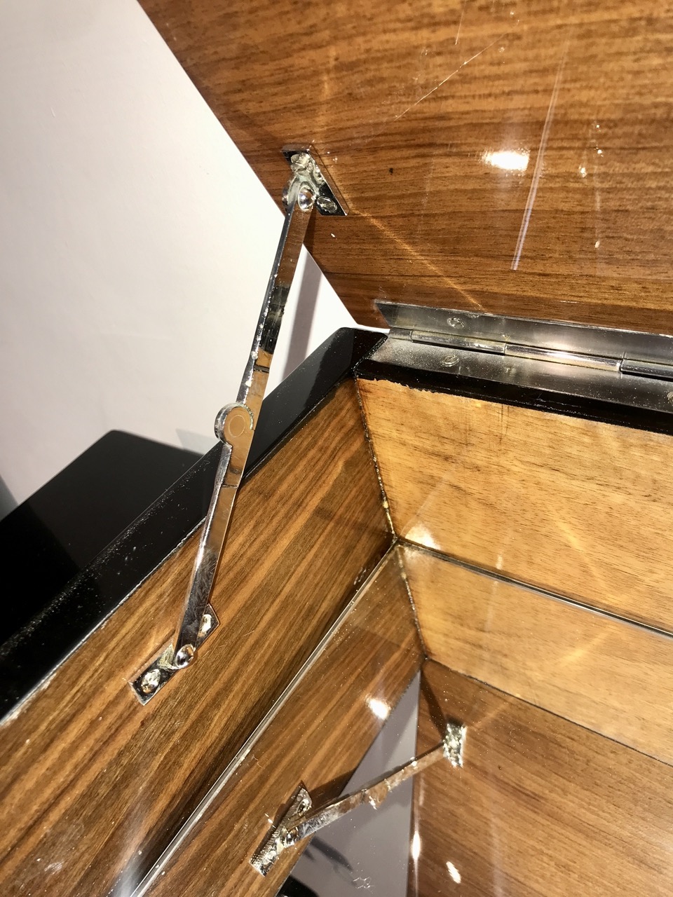 Art Deco Barschrank, Schwarz Lack und Nussbaum