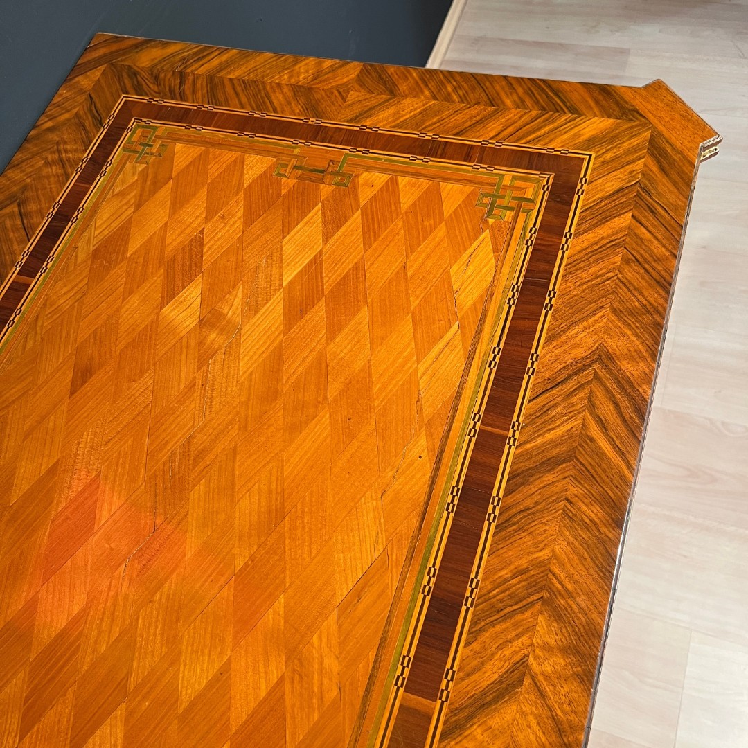 Louis XVI Kommode, Nuss- und Kirschbaum, Vergoldet, Österreich, Wien um 1790