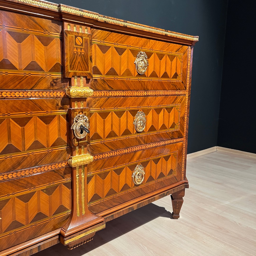 Louis XVI Kommode, Nuss- und Kirschbaum, Vergoldet, Österreich, Wien um 1790.