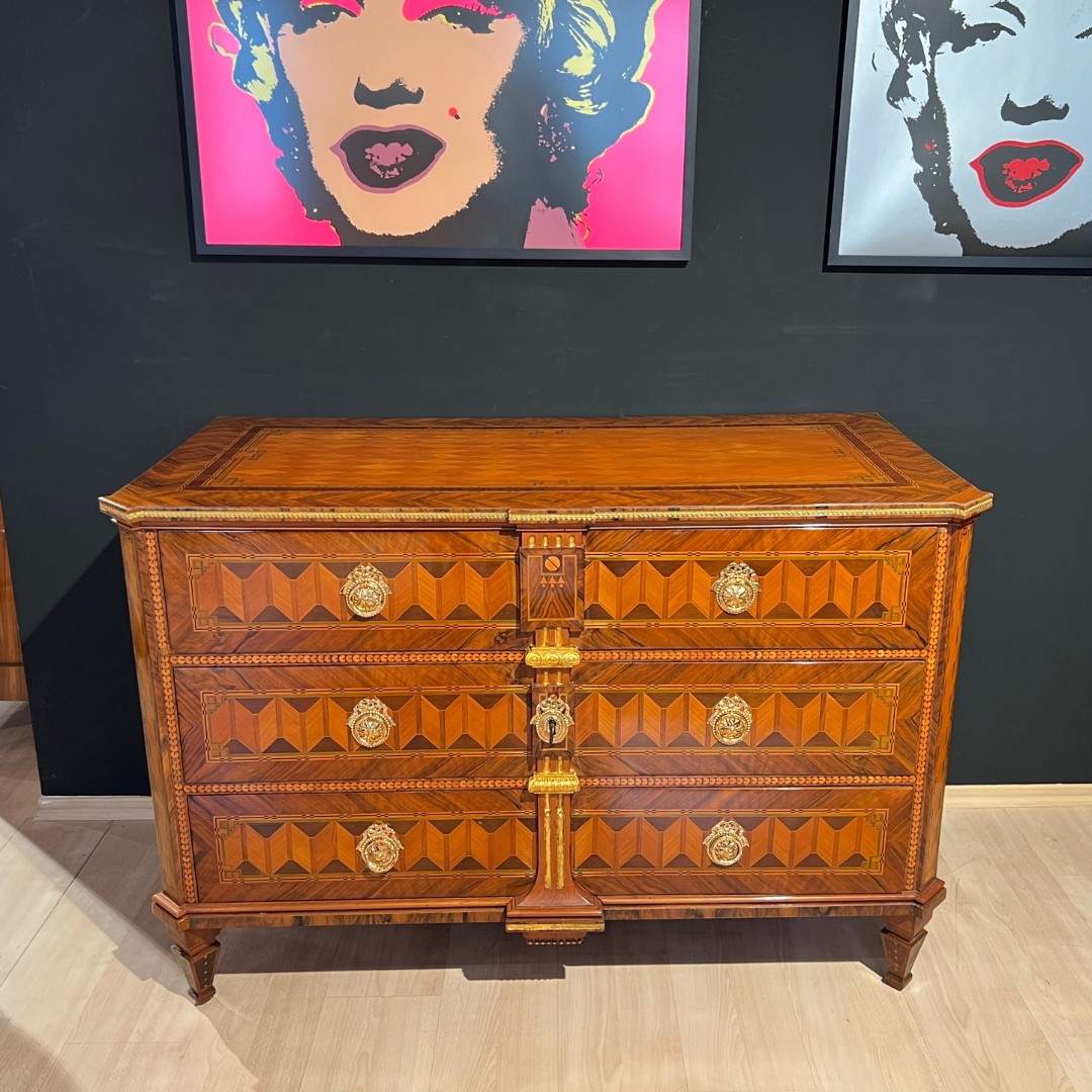 Louis XVI Kommode, Nuss- und Kirschbaum, Vergoldet, Österreich, Wien um 1790.