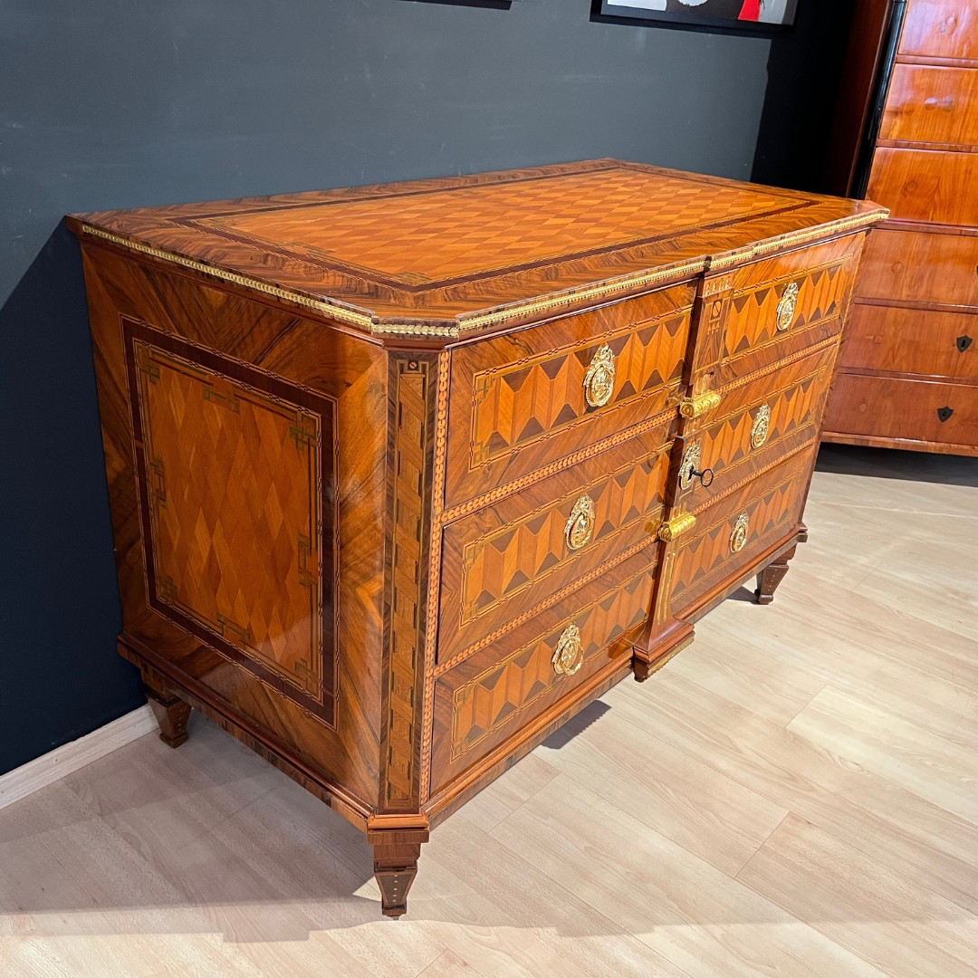 Louis XVI Kommode, Nuss- und Kirschbaum, Vergoldet, Österreich, Wien um 1790.
