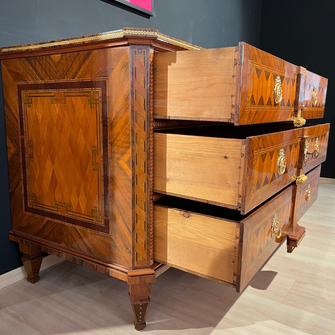 Louis XVI Kommode, Nuss- und Kirschbaum, Vergoldet, Österreich, Wien um 1790.