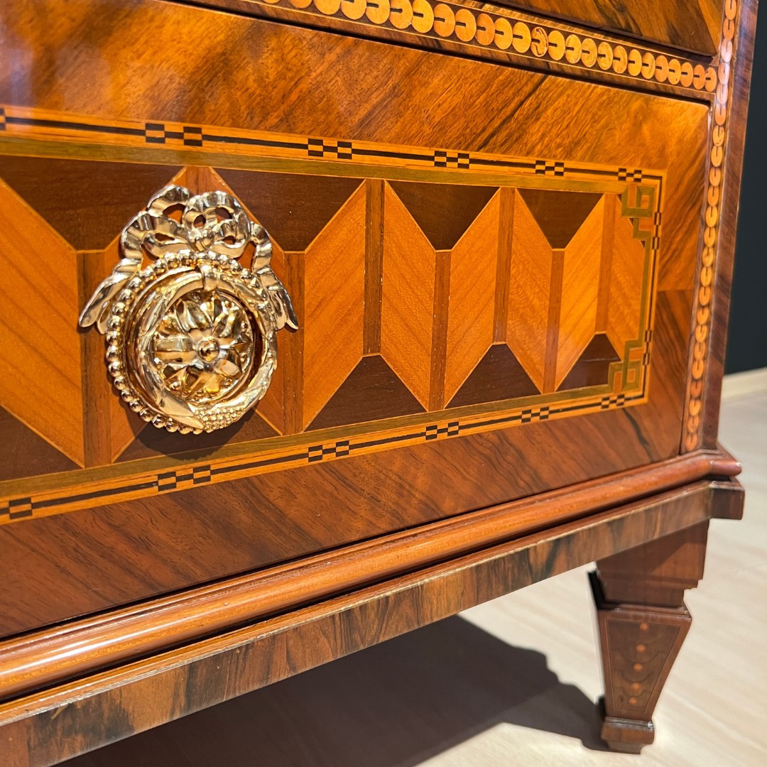 Louis XVI Kommode, Nuss- und Kirschbaum, Vergoldet, Österreich, Wien um 1790.