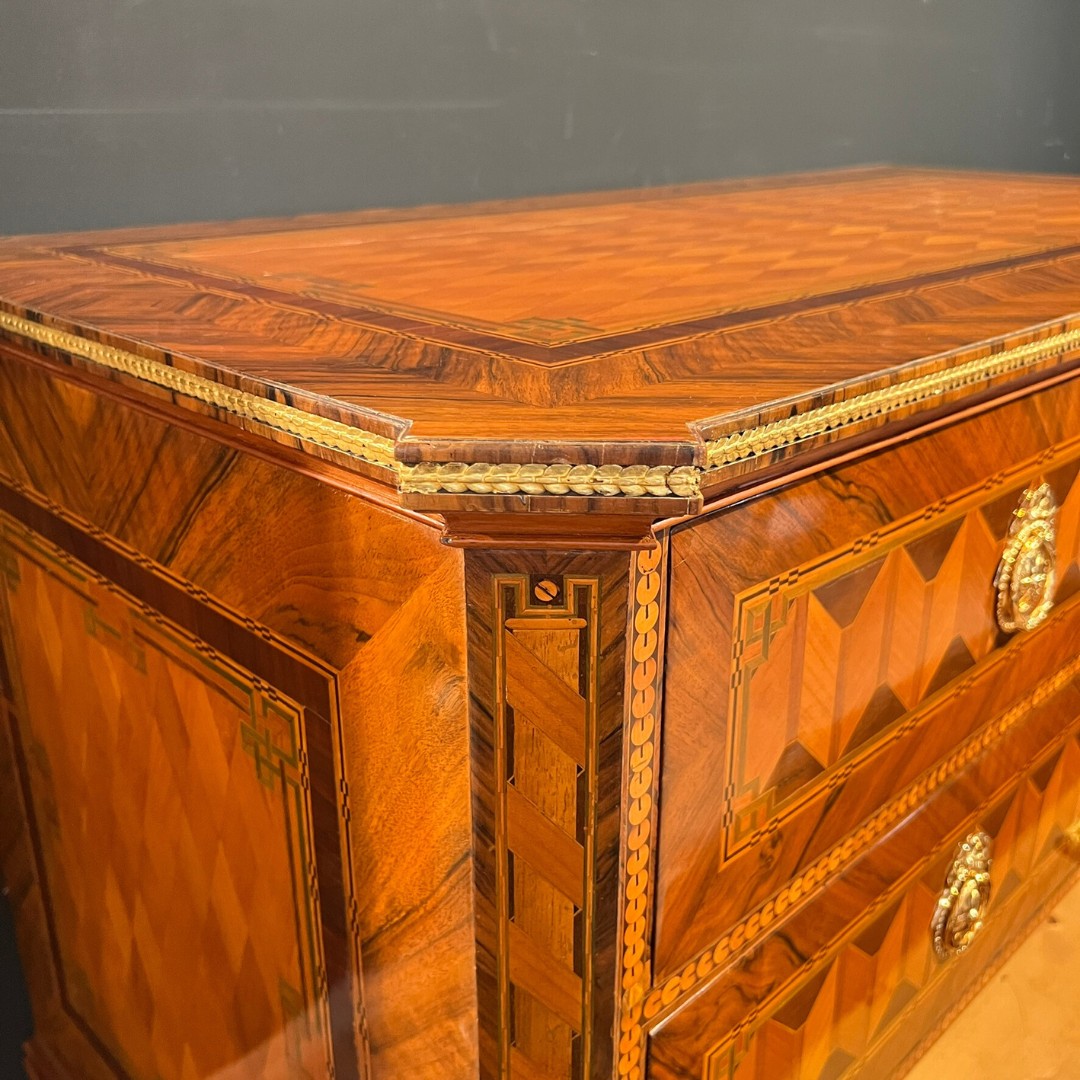 Louis XVI Kommode, Nuss- und Kirschbaum, Vergoldet, Österreich, Wien um 1790.