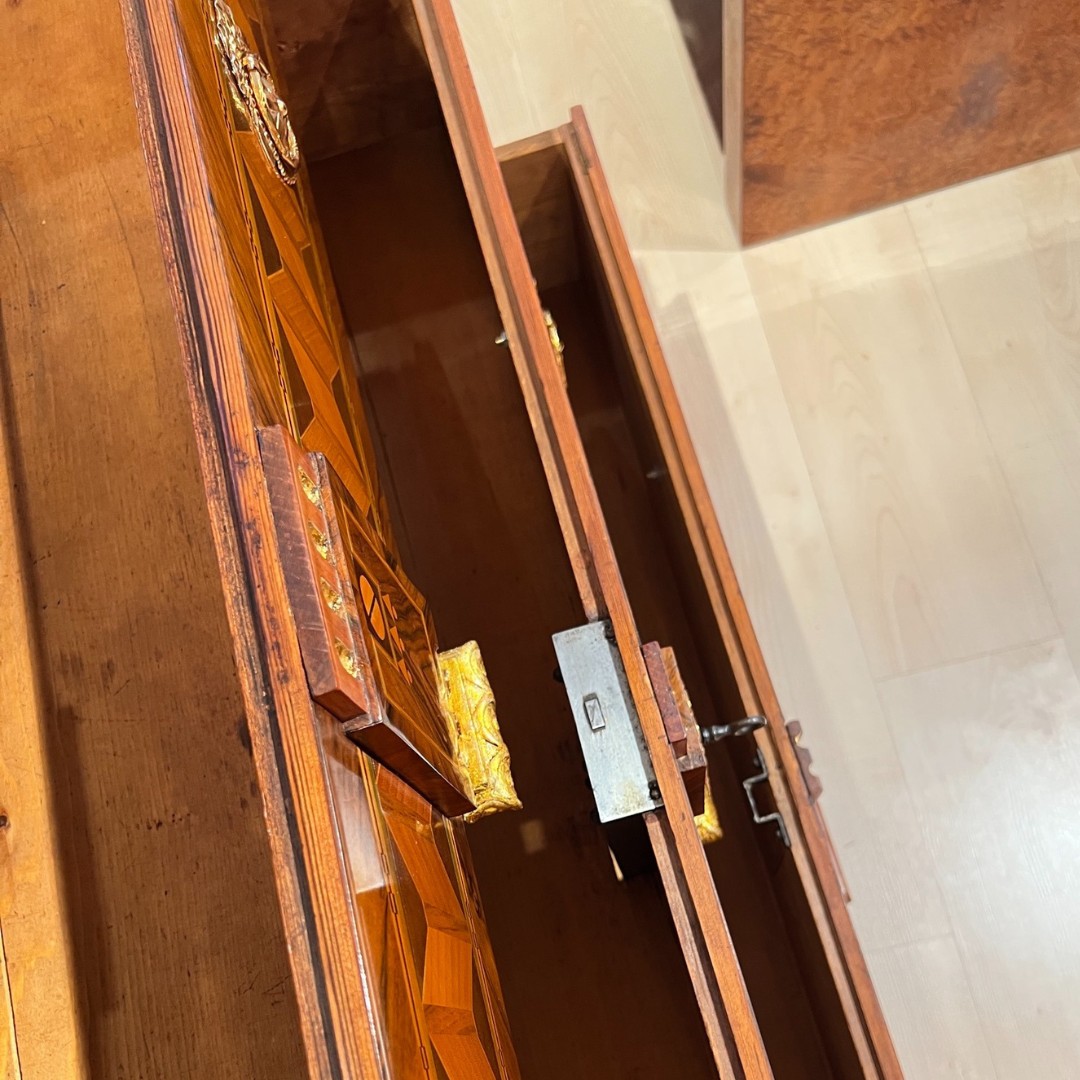 Louis XVI Kommode, Nuss- und Kirschbaum, Vergoldet, Österreich, Wien um 1790.