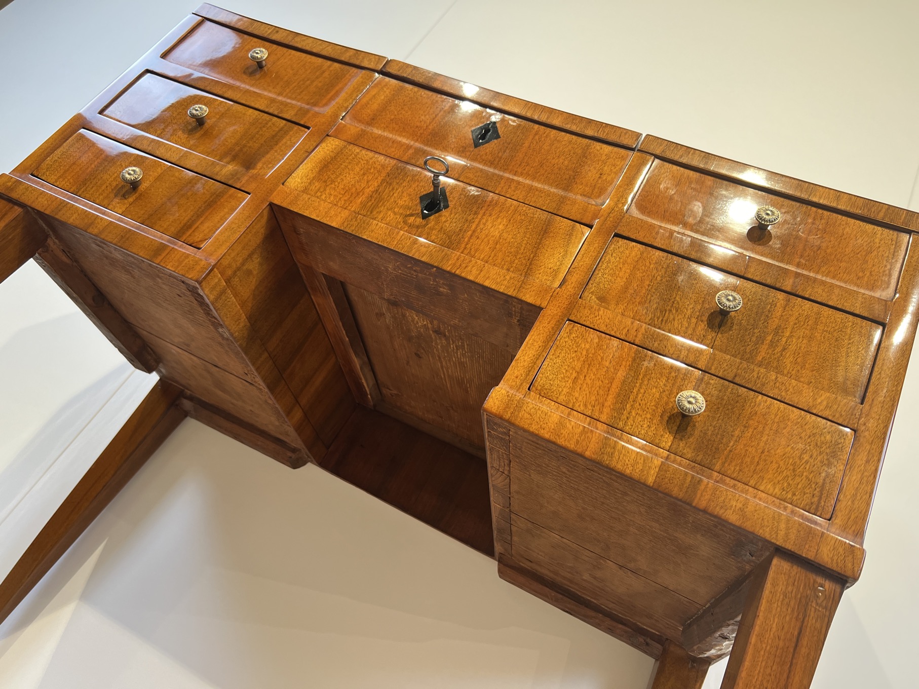 Biedermeier Pondreuse, Nussbaum, Süddeutschland um 1830.1