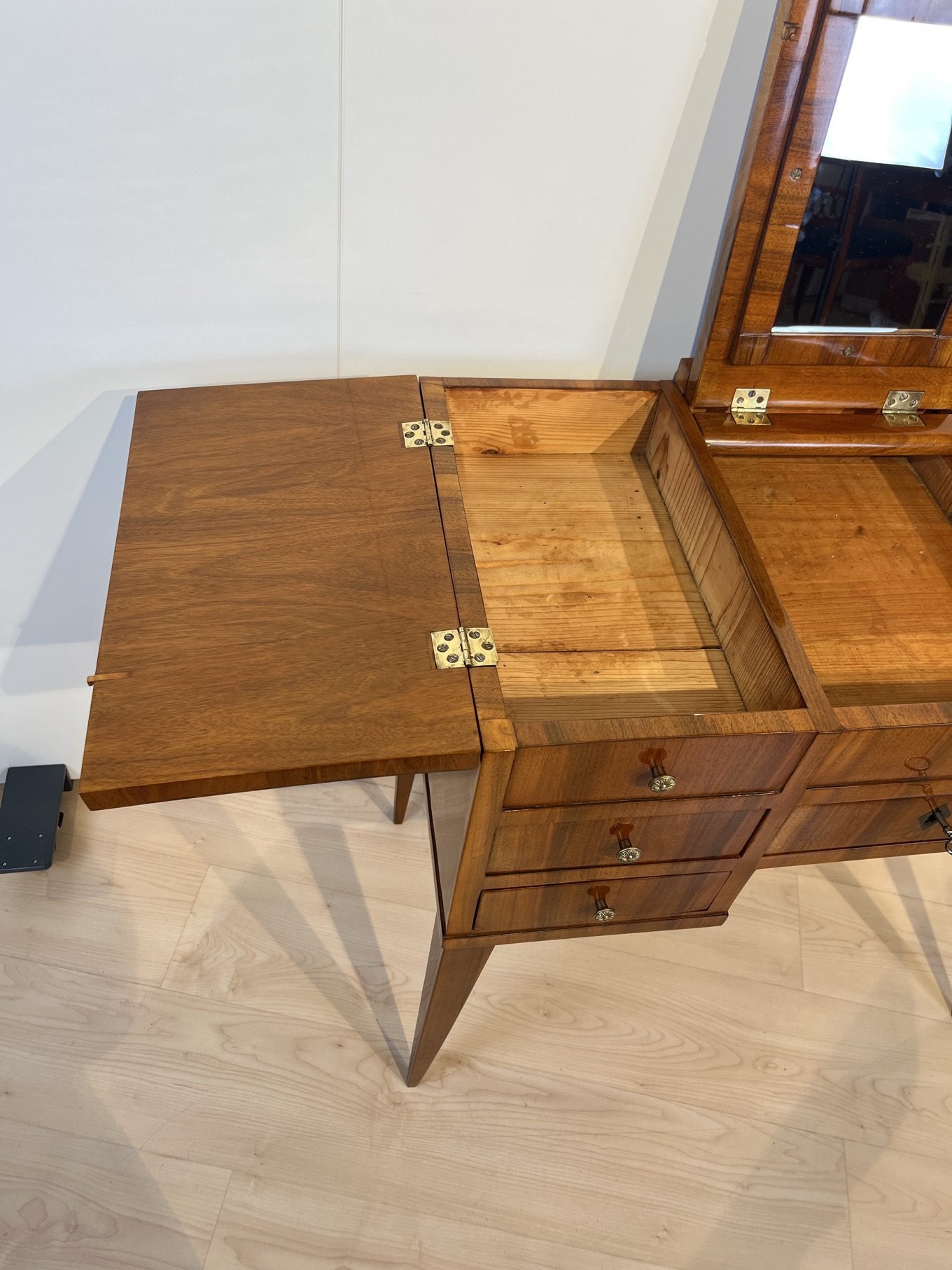 Biedermeier Pondreuse, Nussbaum, Süddeutschland um 1830.15