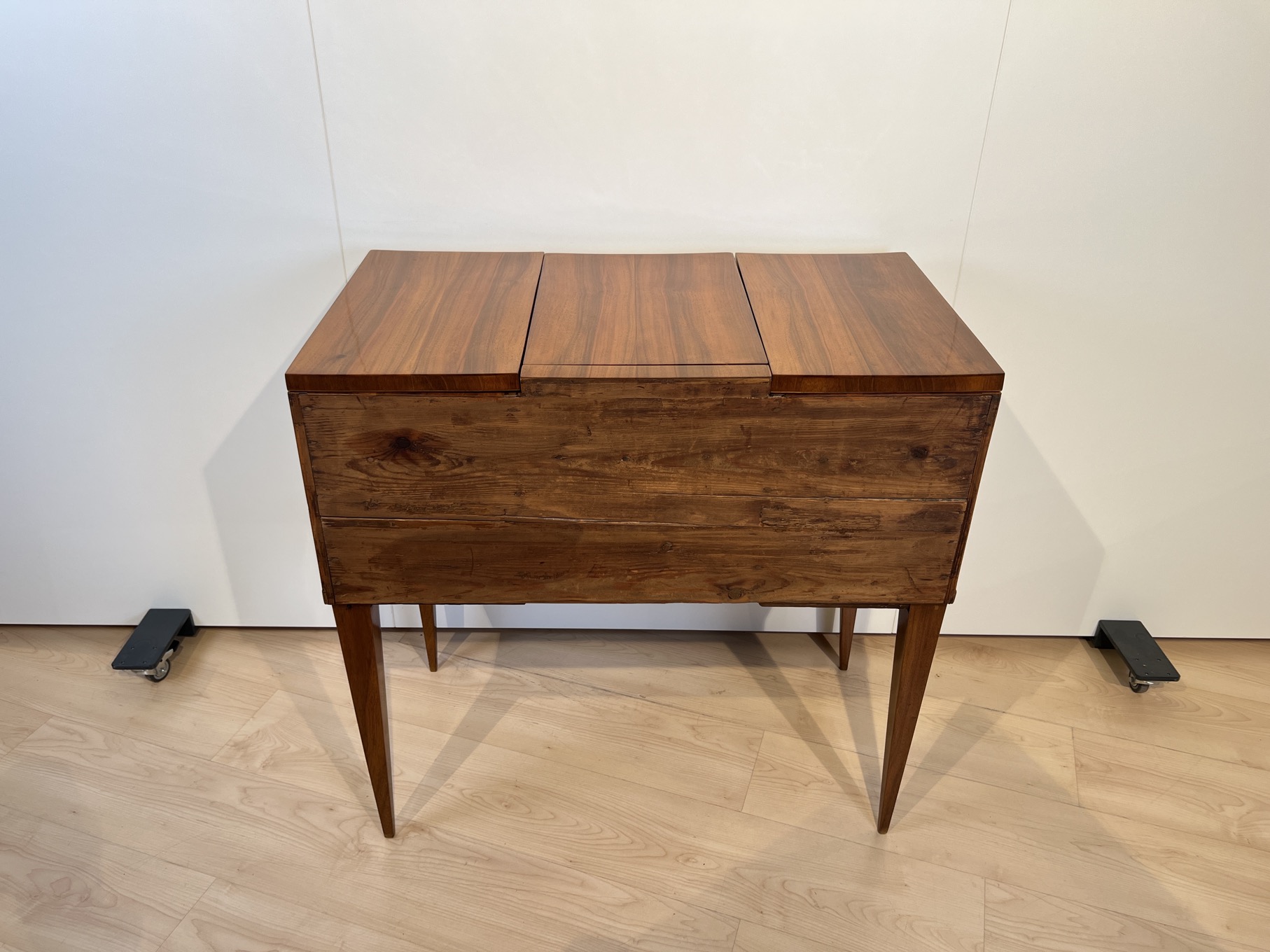 Biedermeier Pondreuse, Nussbaum, Süddeutschland um 1830.17