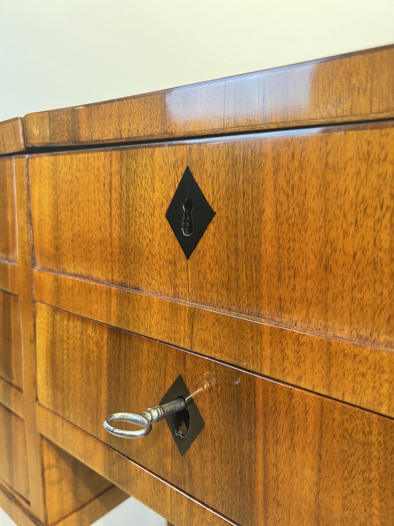 Biedermeier Pondreuse, Nussbaum, Süddeutschland um 1830.20