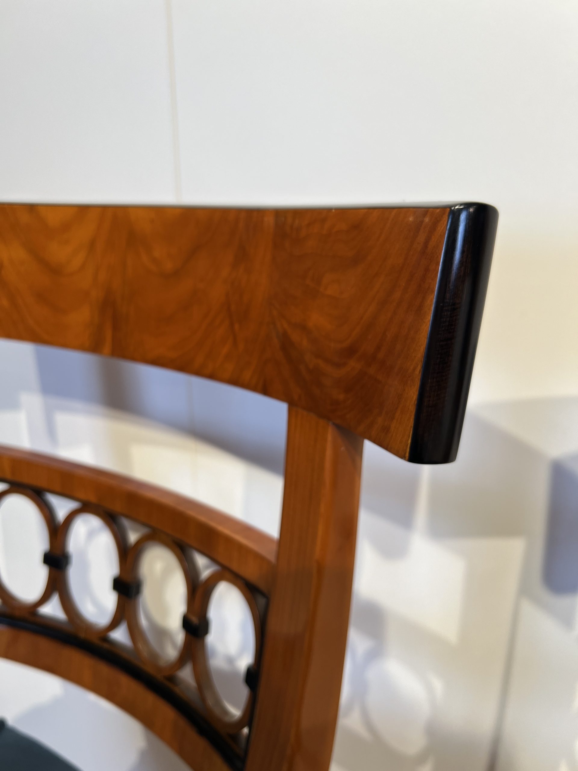 Paar Biedermeier Kirschbaum Stühle.17