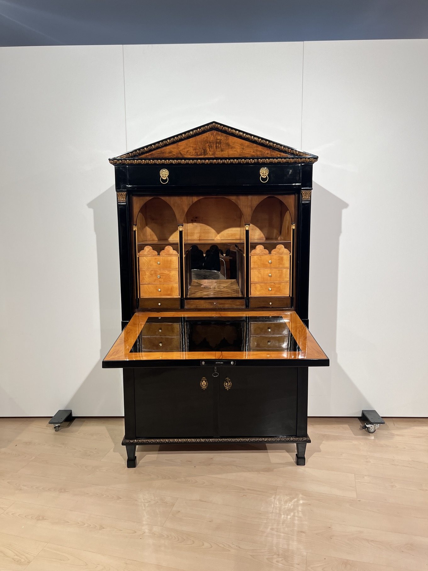 Empire Sekretär oder Schreibschrank, Ebonisiert, Österreich, Wien um 1810.33