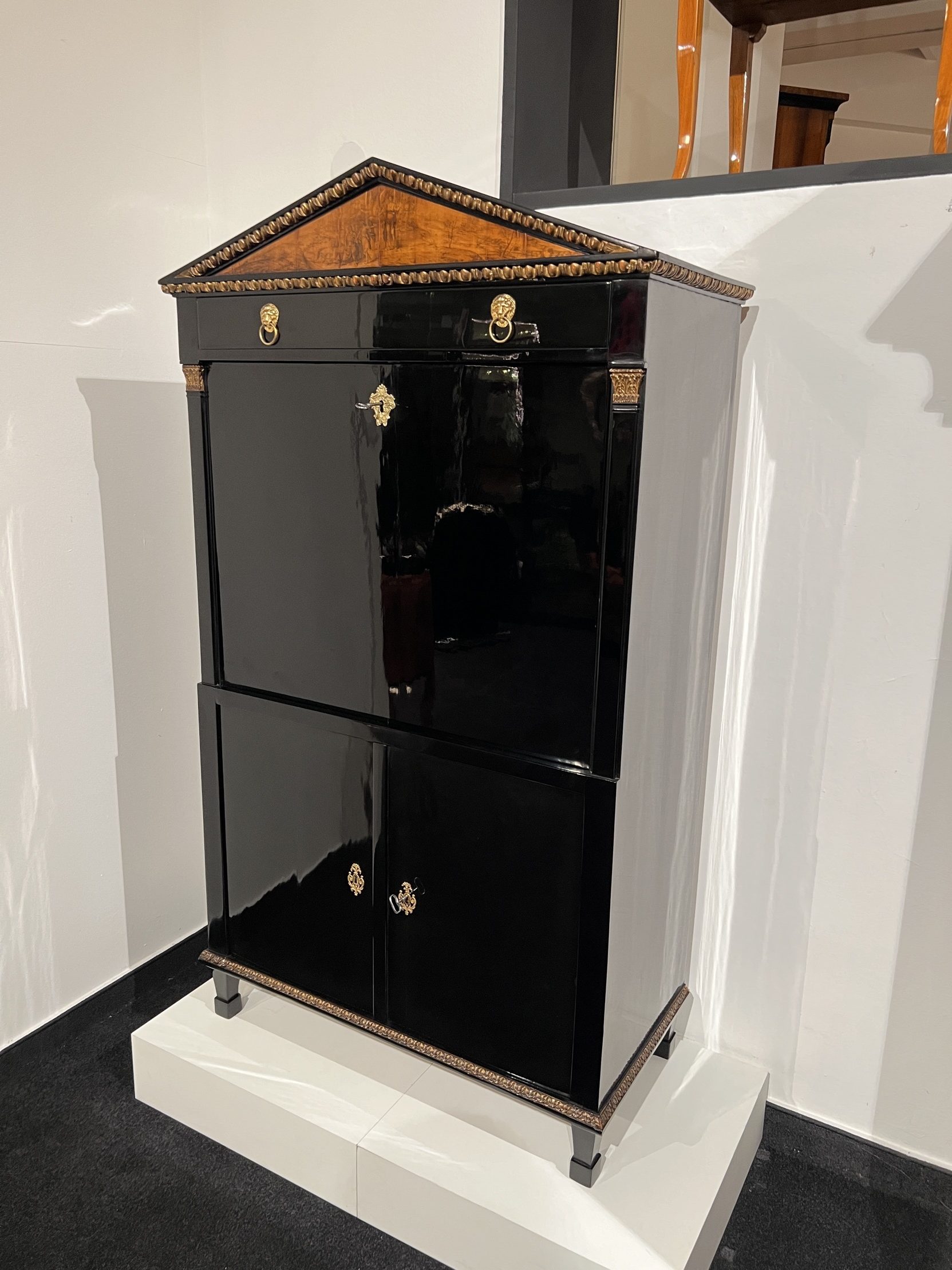 Empire Sekretär oder Schreibschrank, Ebonisiert, Österreich, Wien um 1810.50