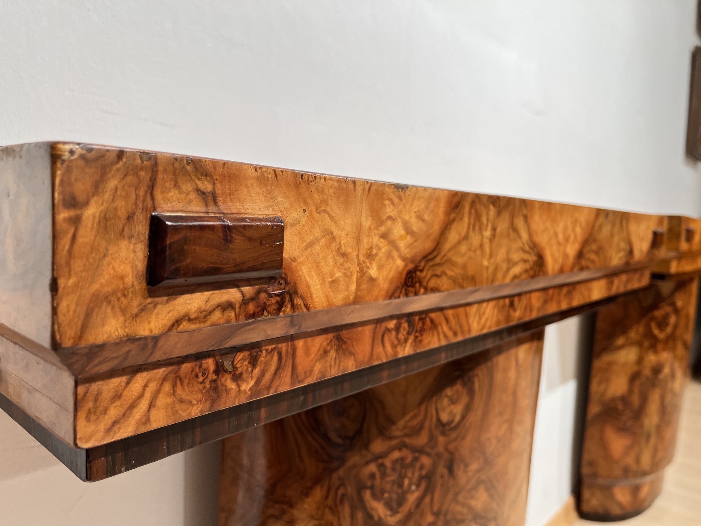 Paar Art Deco Konsolen, Nussbaum und Makassar furniert, Frankreich um 1930