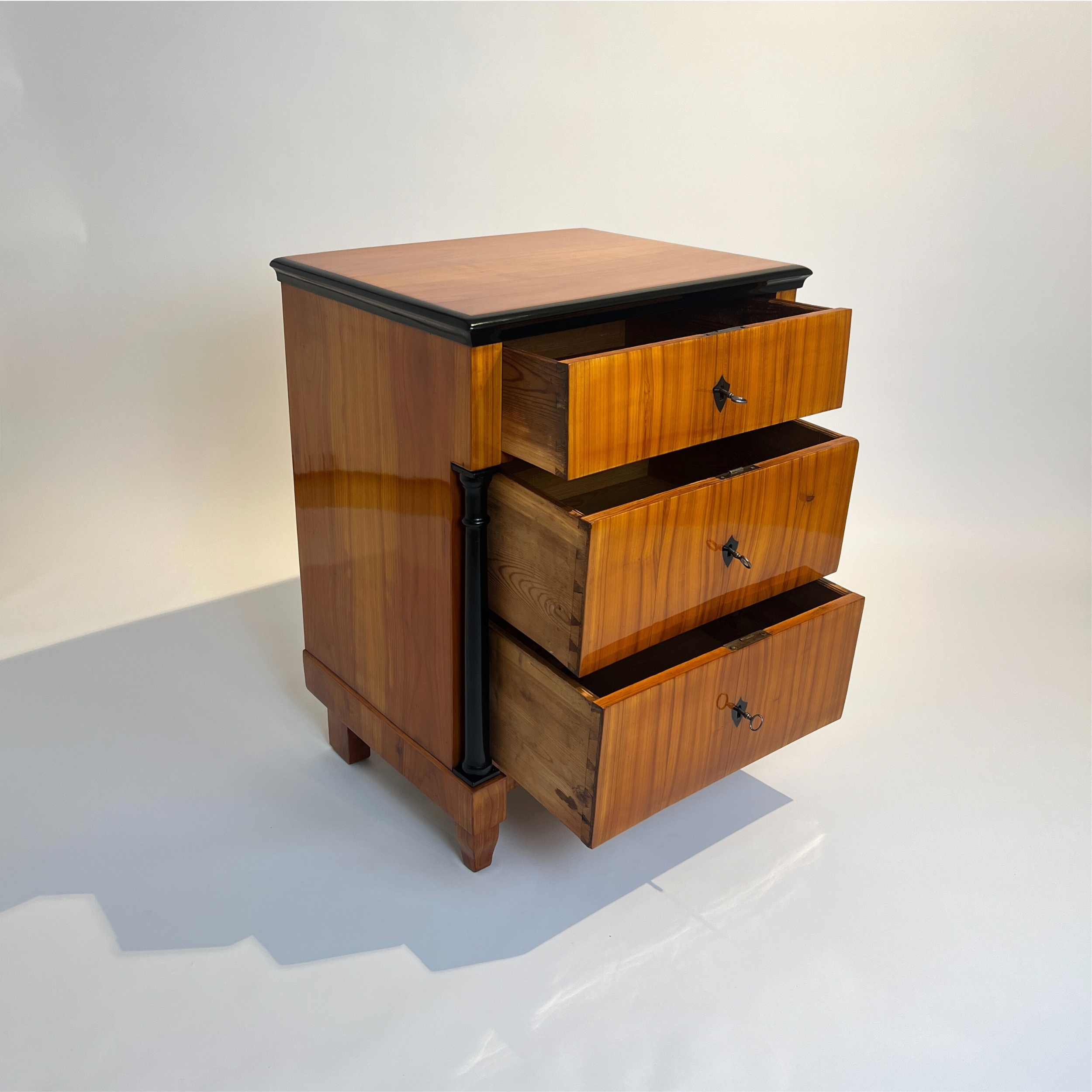 Biedermeier Commode, Cherrry Wood, South Germany.5 Kleine Biedermeier Kommode, Kirschbaum, Süddeutsch um 1820