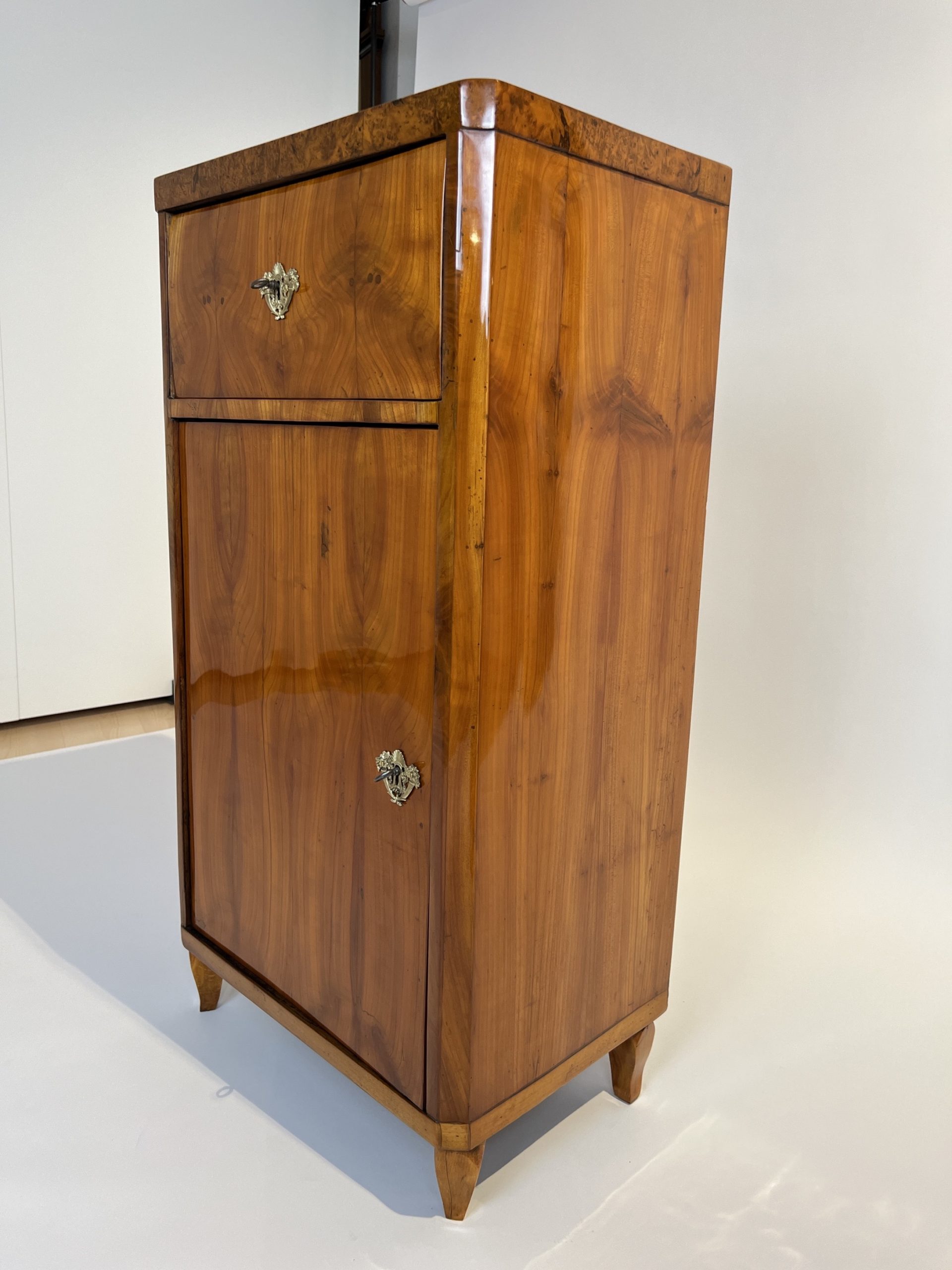 Biedermeier Pfeilerschänkchen, Kirschbaum