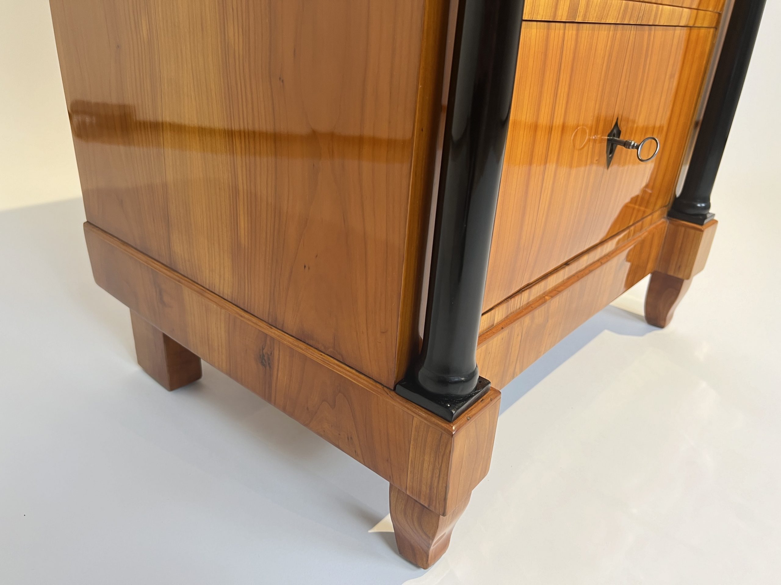 Kleine Biedermeier Kommode, Kirschbaum, Süddeutsch um 1820.9