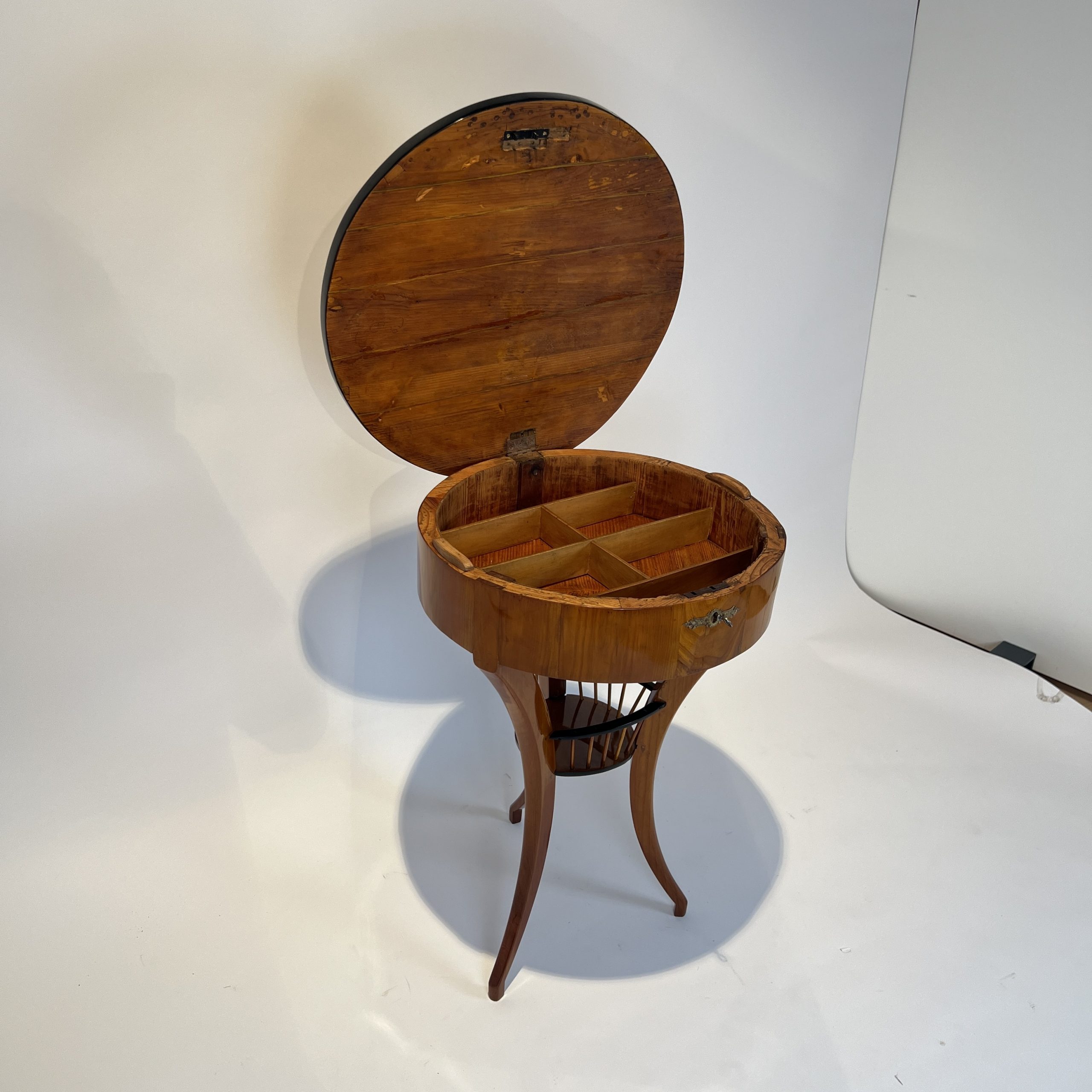 Rundes Biedermeier Nähtischchen, Kirschbaum