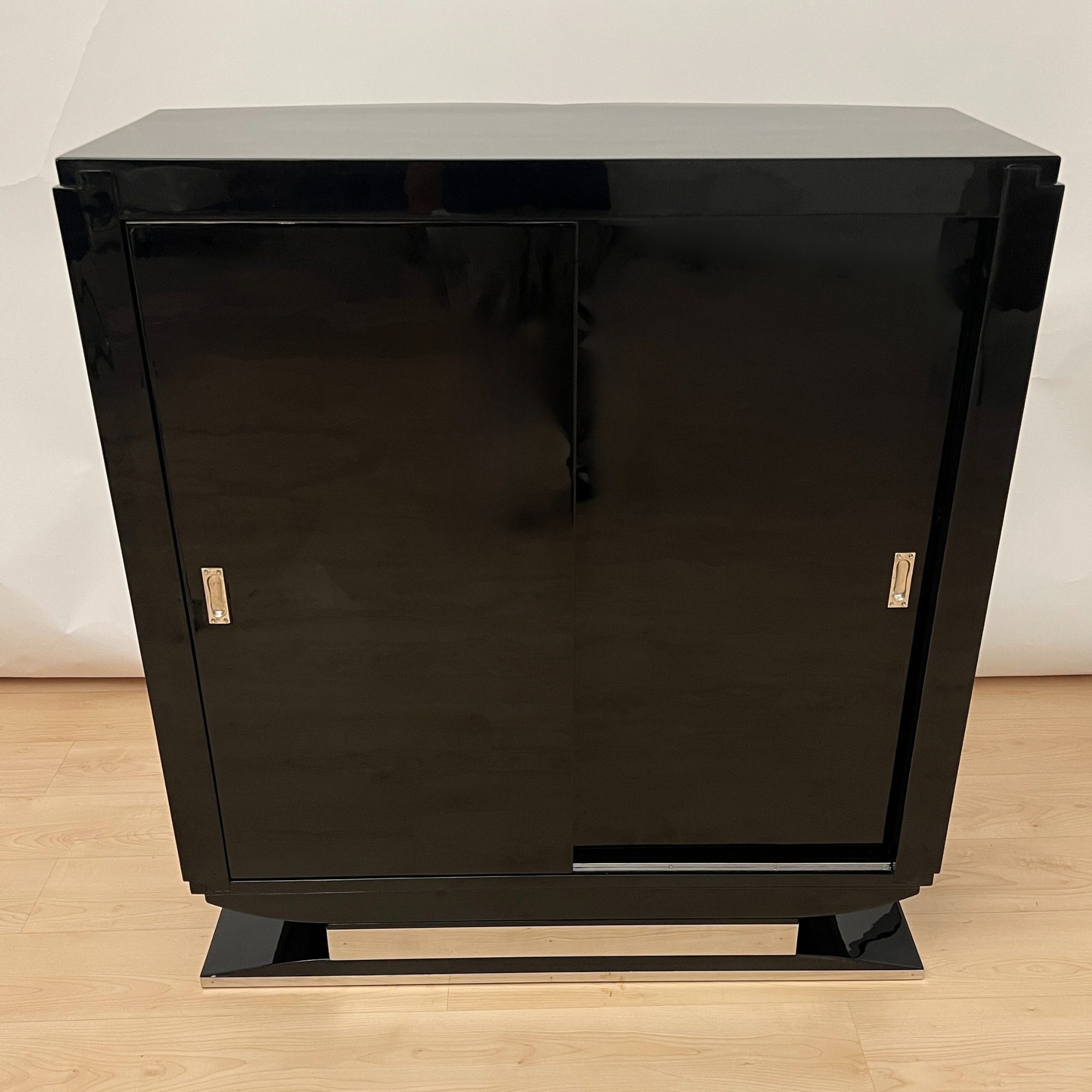 Art Deco Bar-Sideboard, Barschrank, Schwarzlack mit Chrom Reling, Frankreich um 1930