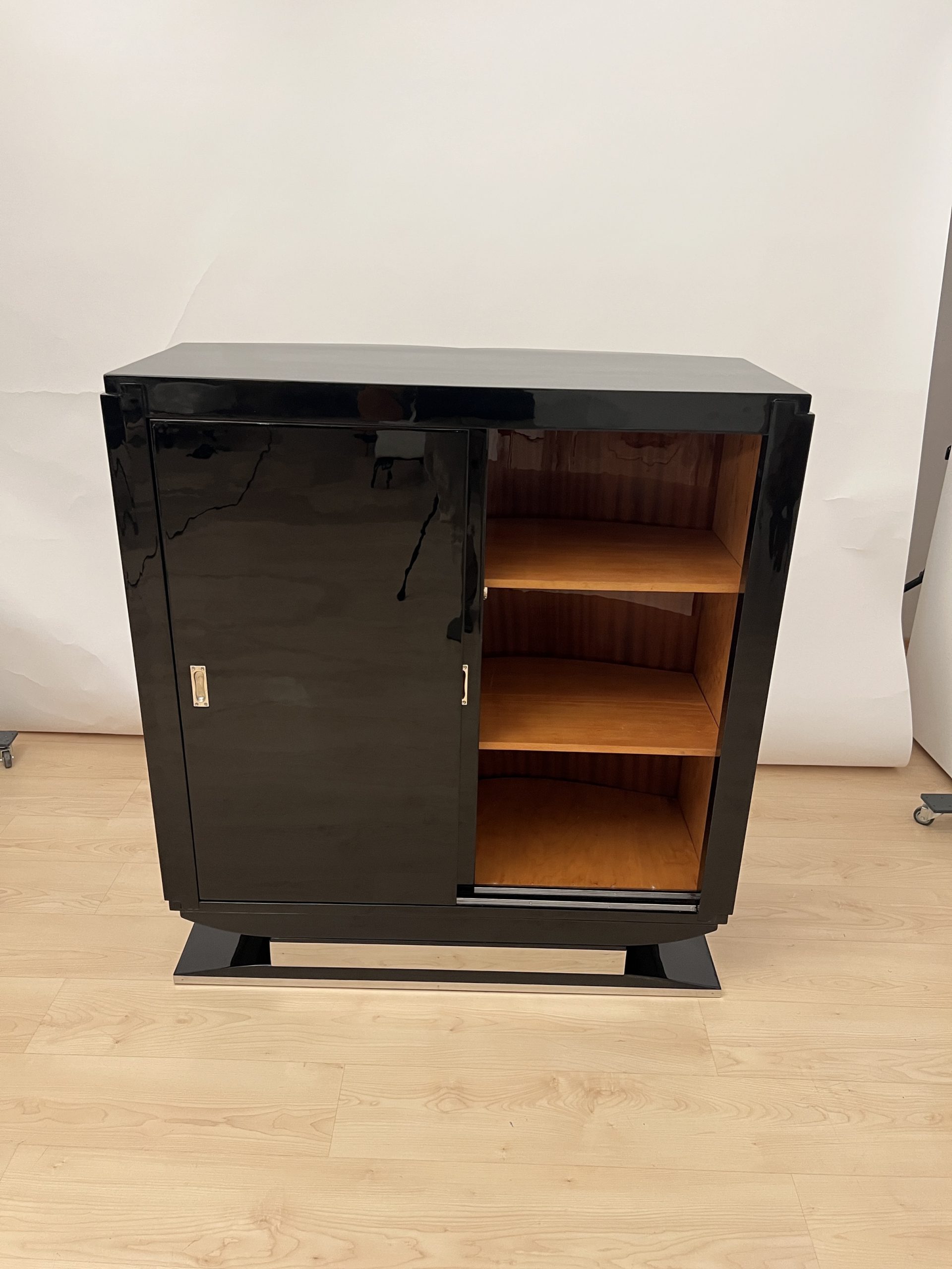 Art Deco Bar-Sideboard, Barschrank, Schwarzlack mit Chrom Reling, Frankreich um 1930