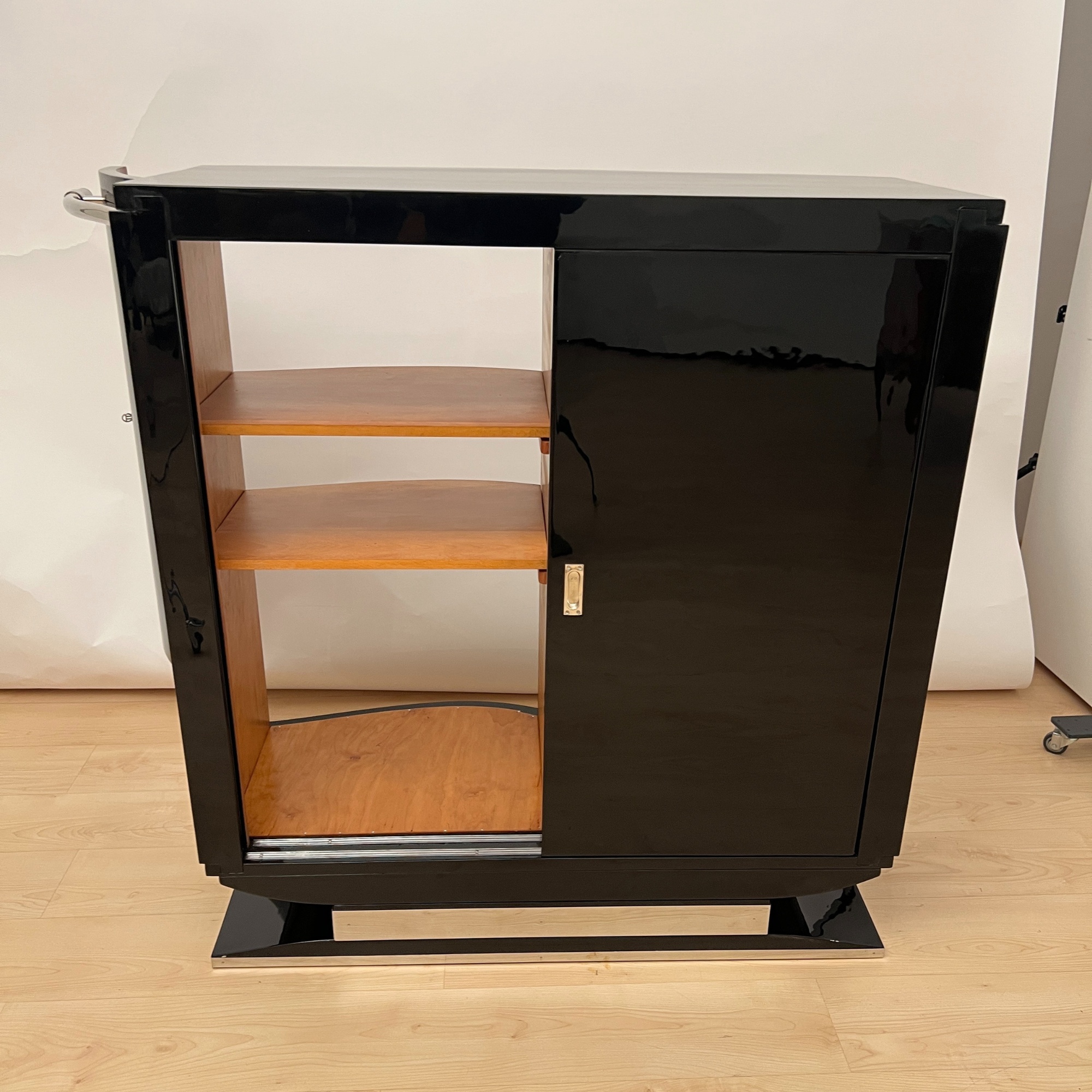 Art Deco Bar-Sideboard, Barschrank, Schwarzlack mit Chrom Reling, Frankreich um 1930