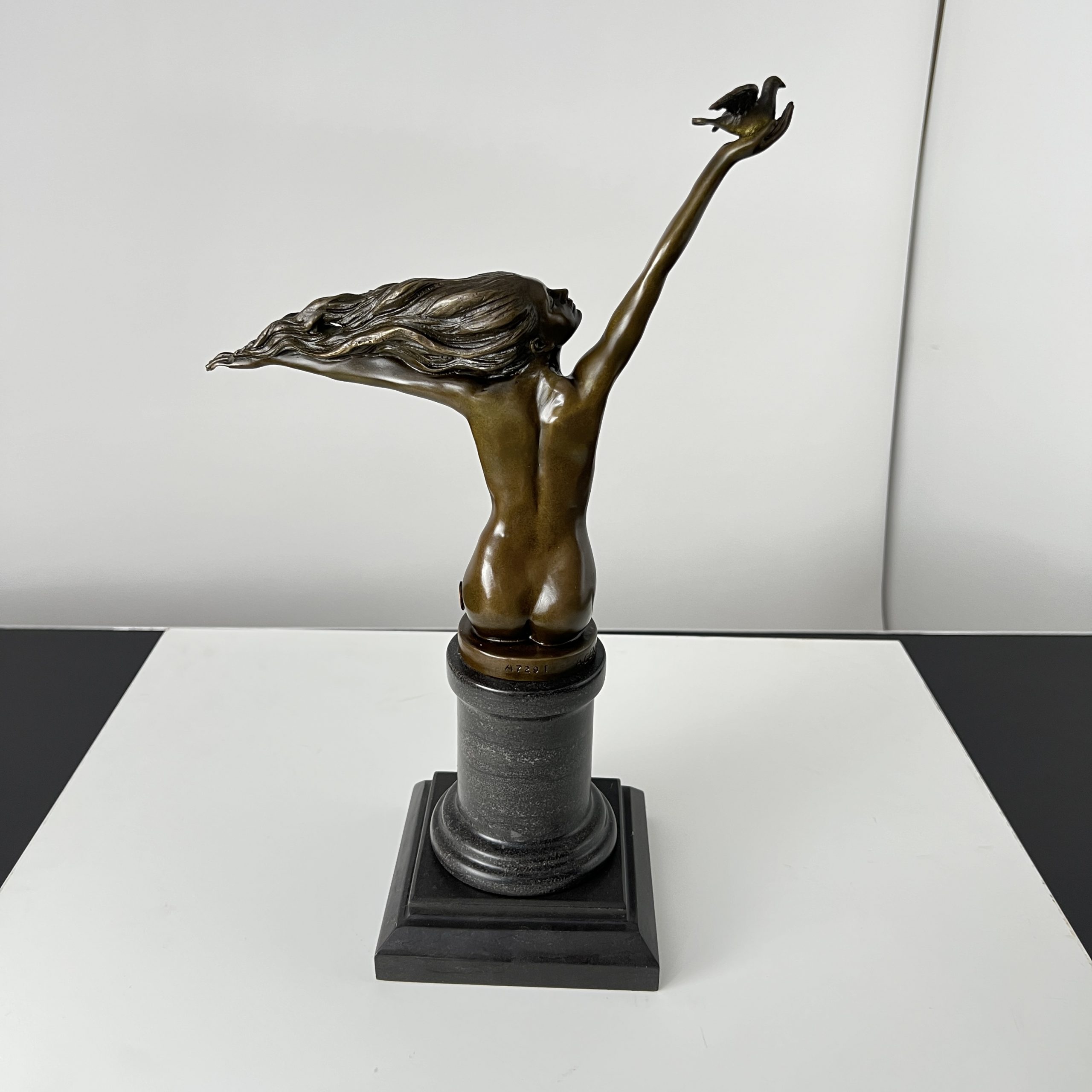 Art Deco Bronze, Frau mit Taube, A. Gennarelli, Paris, circa 1925.1