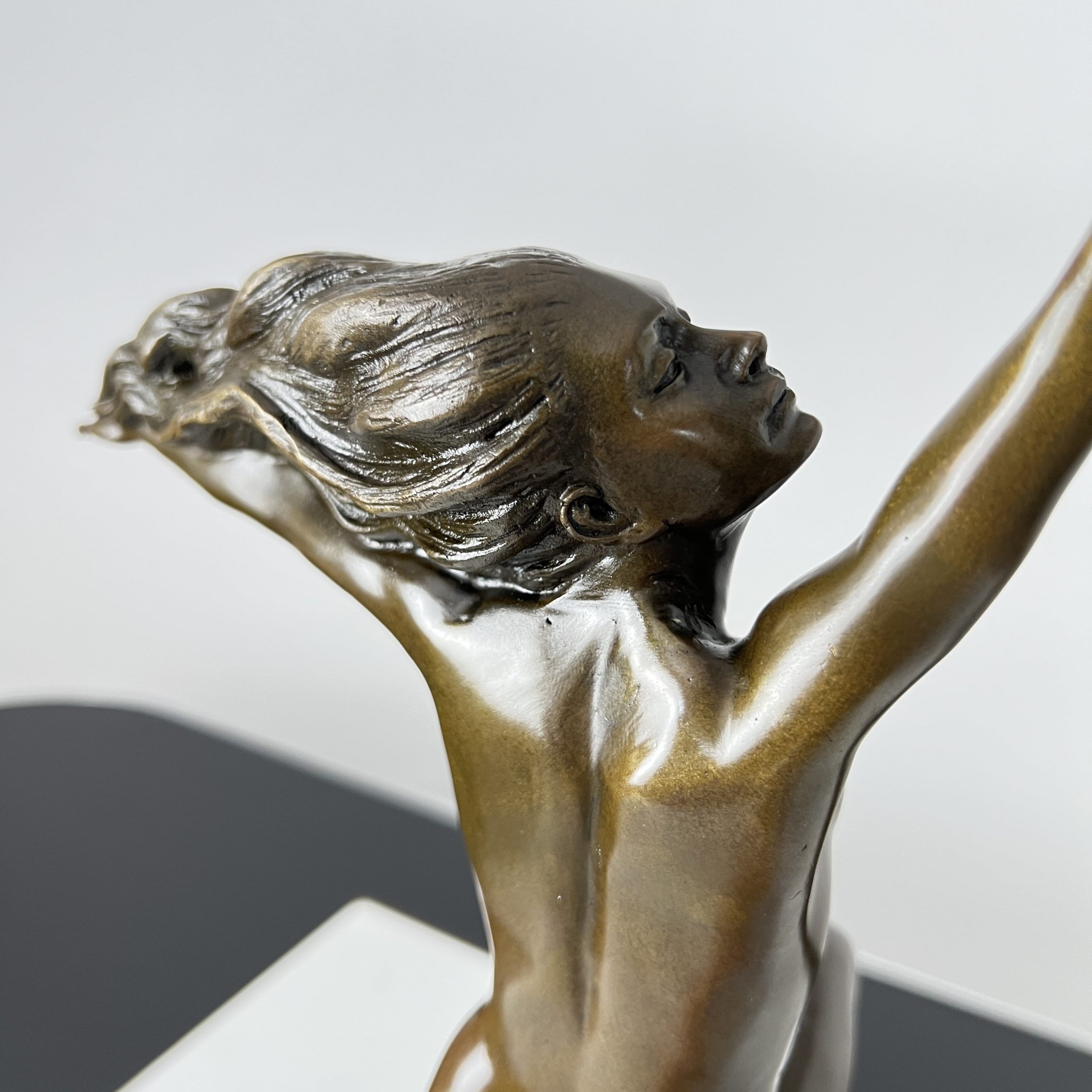 Art Deco Bronze, Frau mit Taube, A. Gennarelli, Paris, circa 1925.13