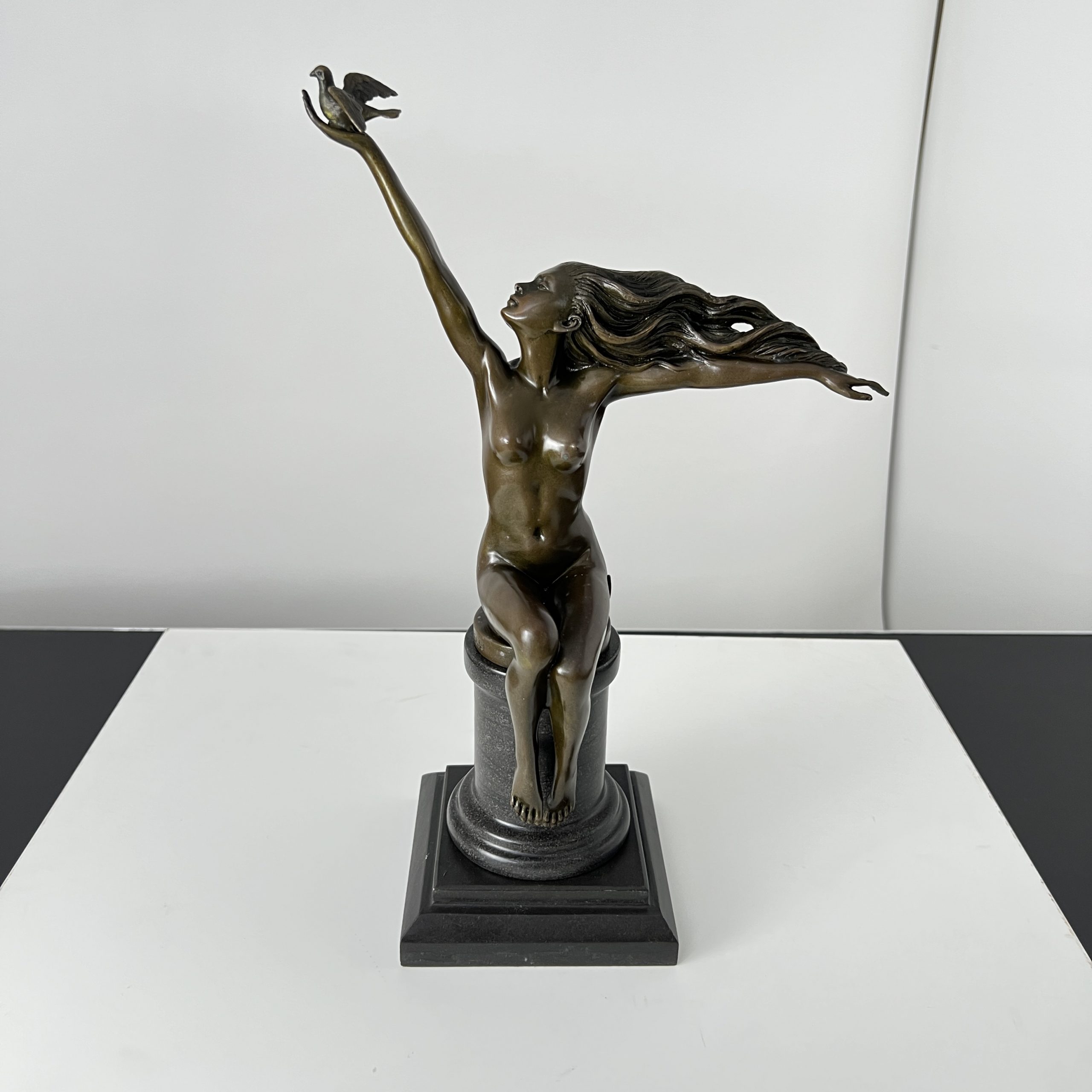 Art Deco Bronze, Frau mit Taube, A. Gennarelli, Paris, circa 1925.3