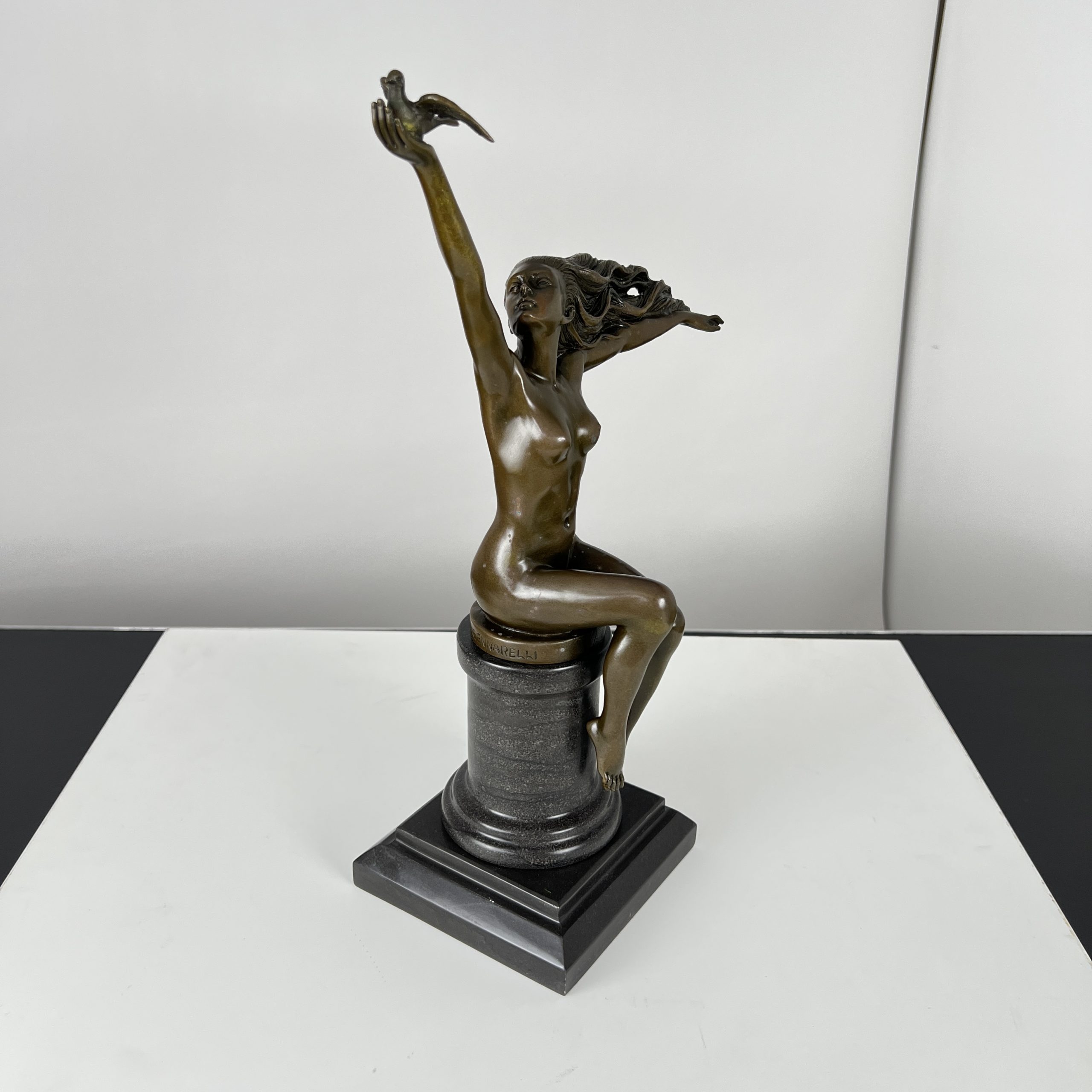 Art Deco Bronze, Frau mit Taube, A. Gennarelli, Paris, circa 1925.4