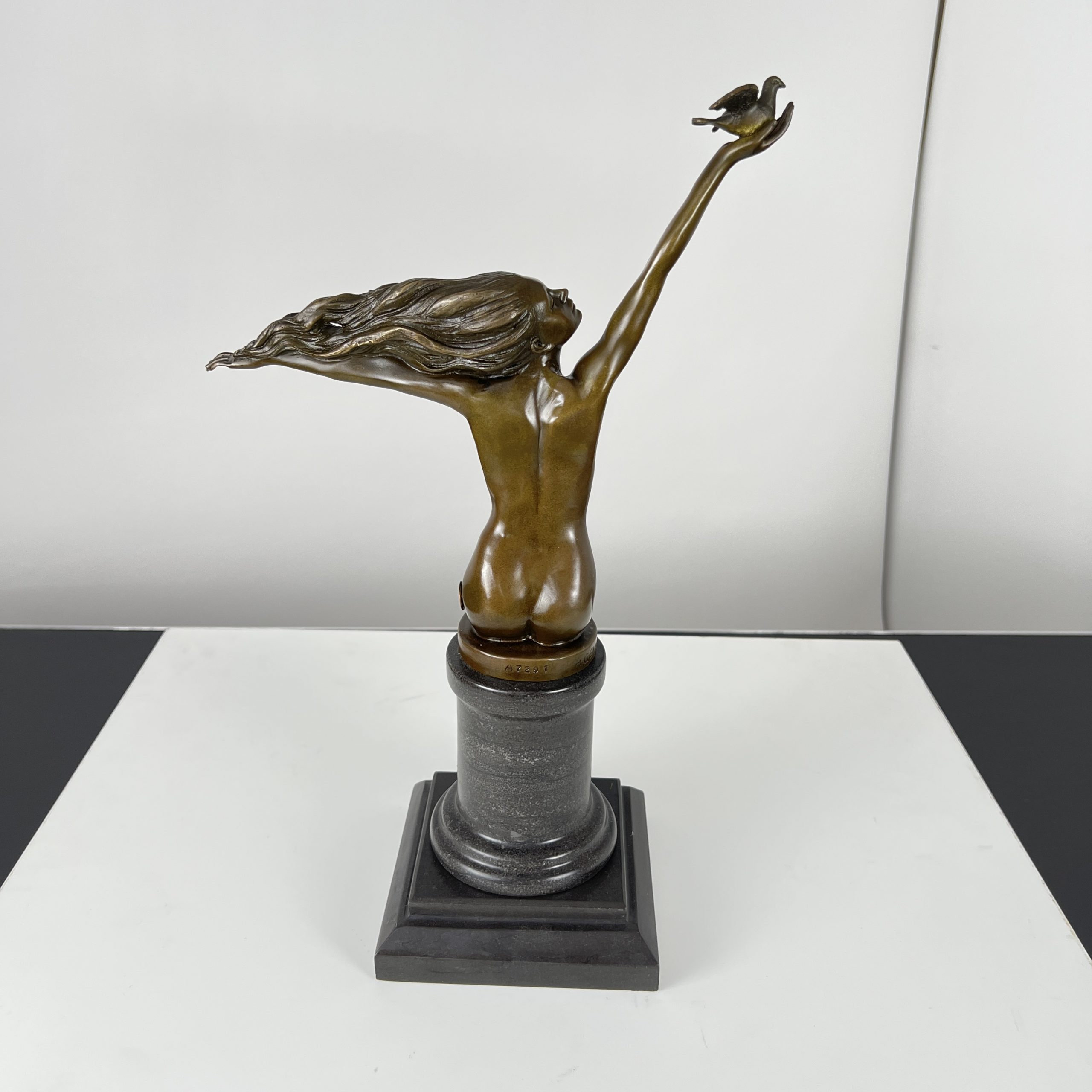 Art Deco Bronze, Frau mit Taube, A. Gennarelli, Paris, circa 1925.5