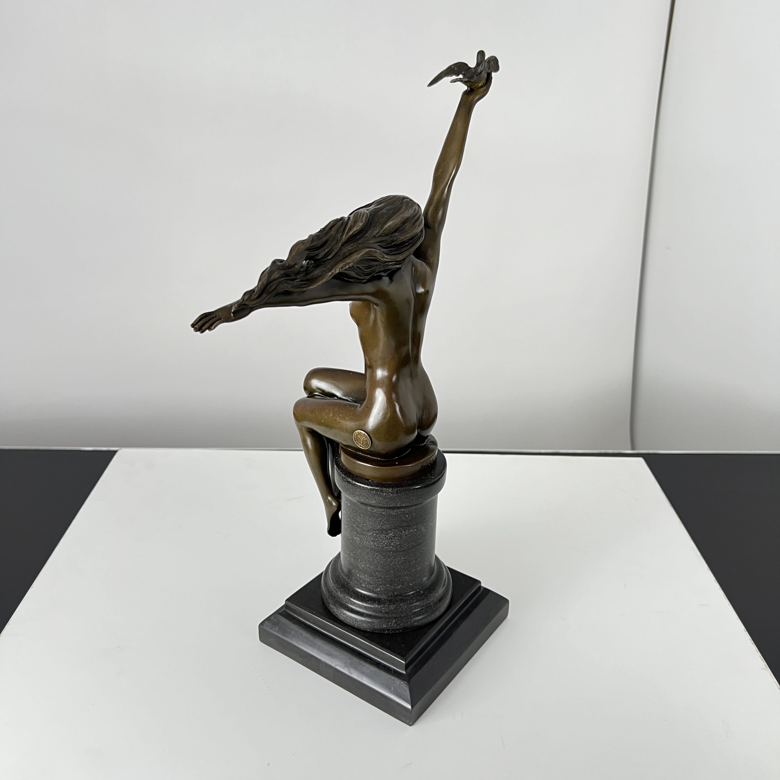 Art Deco Bronze, Frau mit Taube, A. Gennarelli, Paris, circa 1925.6