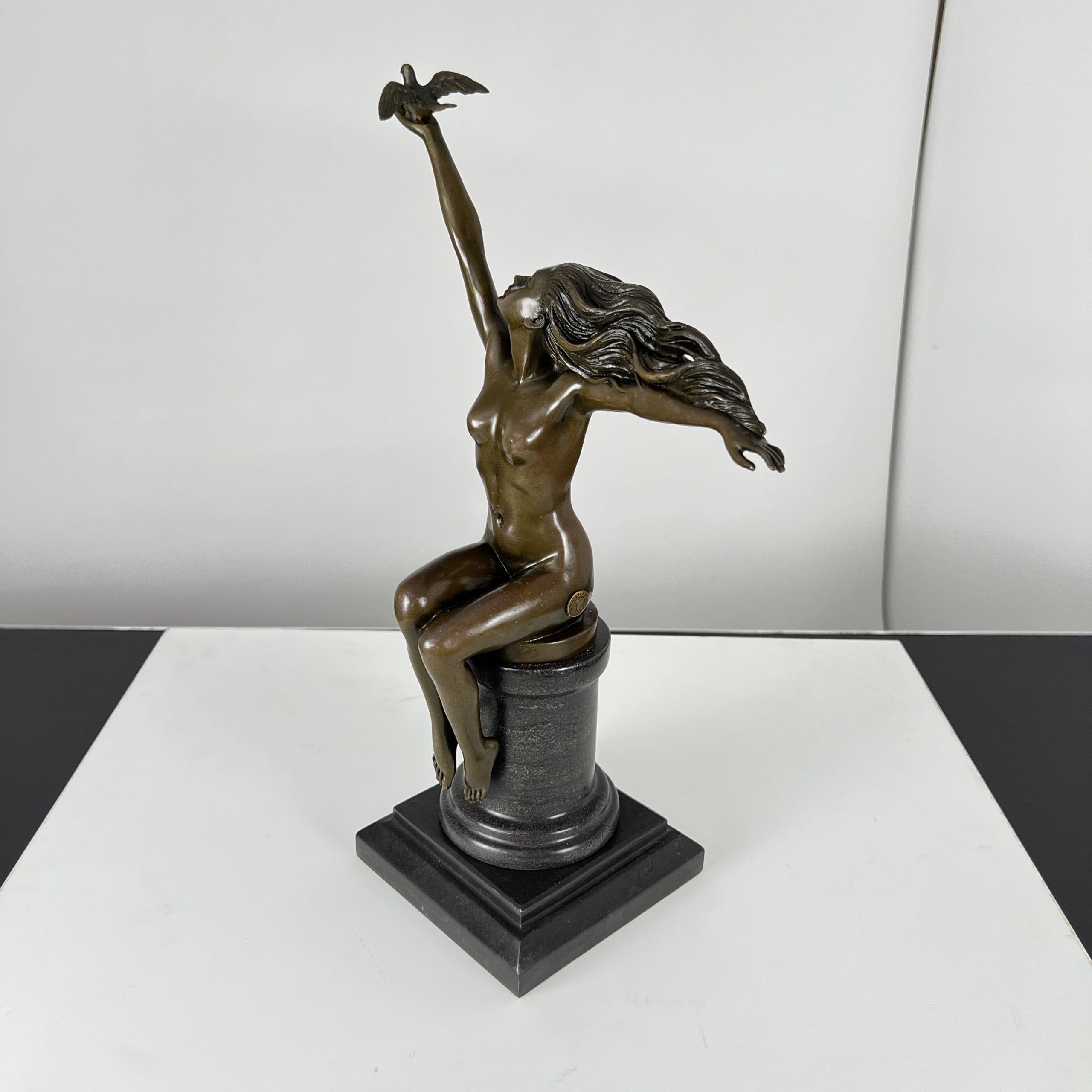 Art Deco Bronze, Frau mit Taube, A. Gennarelli, Paris, circa 1925.7