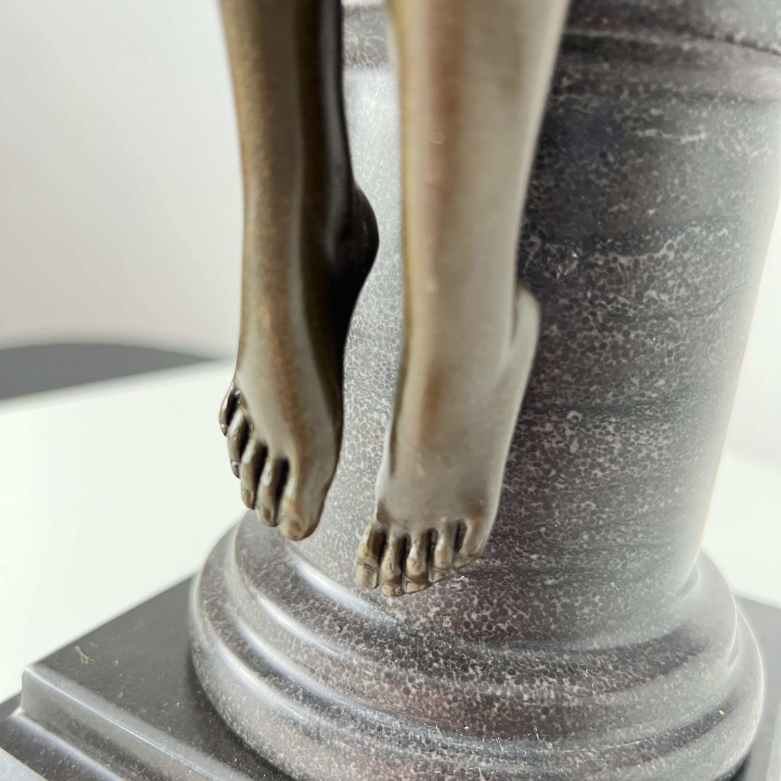 Art Deco Bronze, Frau mit Taube, A. Gennarelli, Paris, circa 1925.9