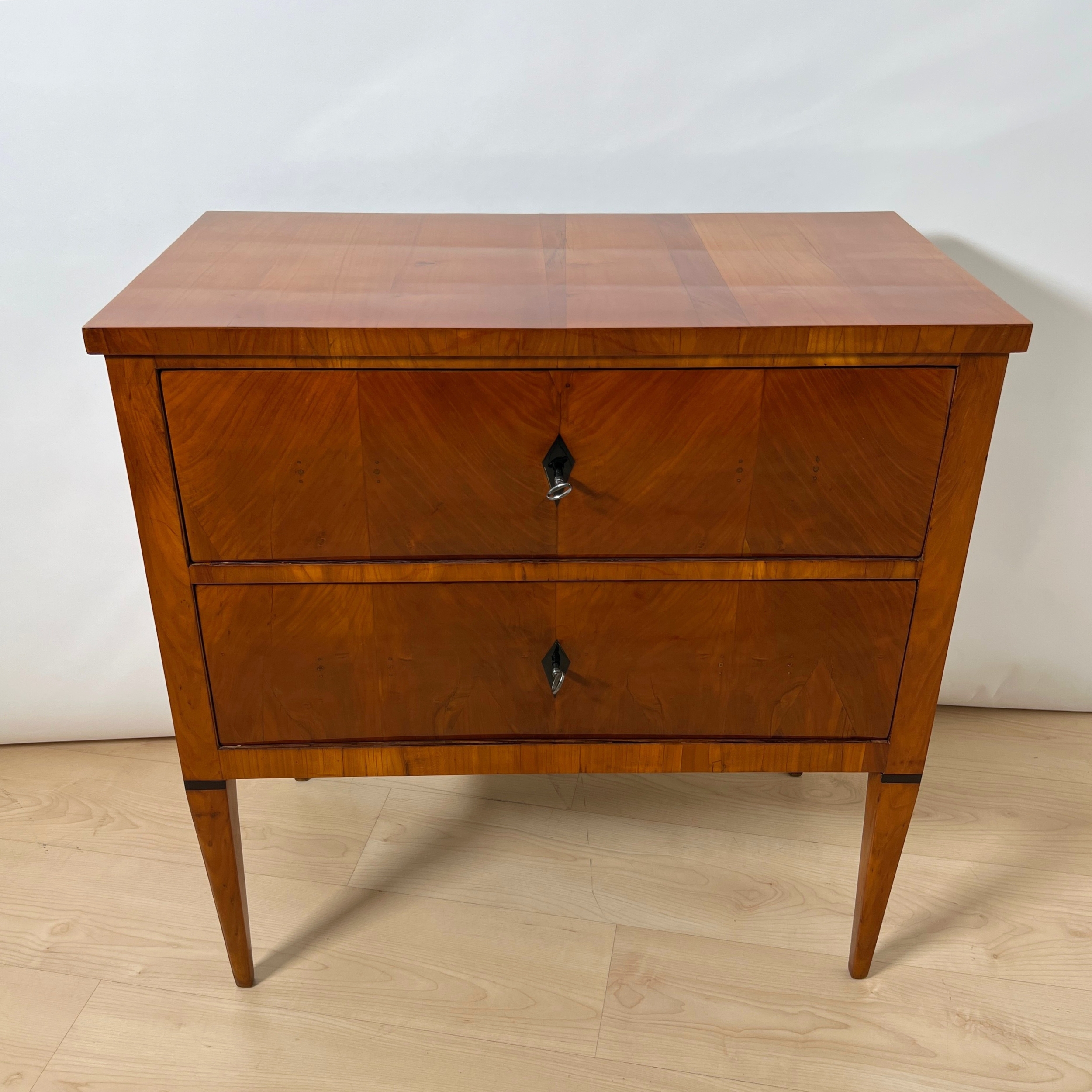 Kleine Biedermeier Kommode in Kirschbaum