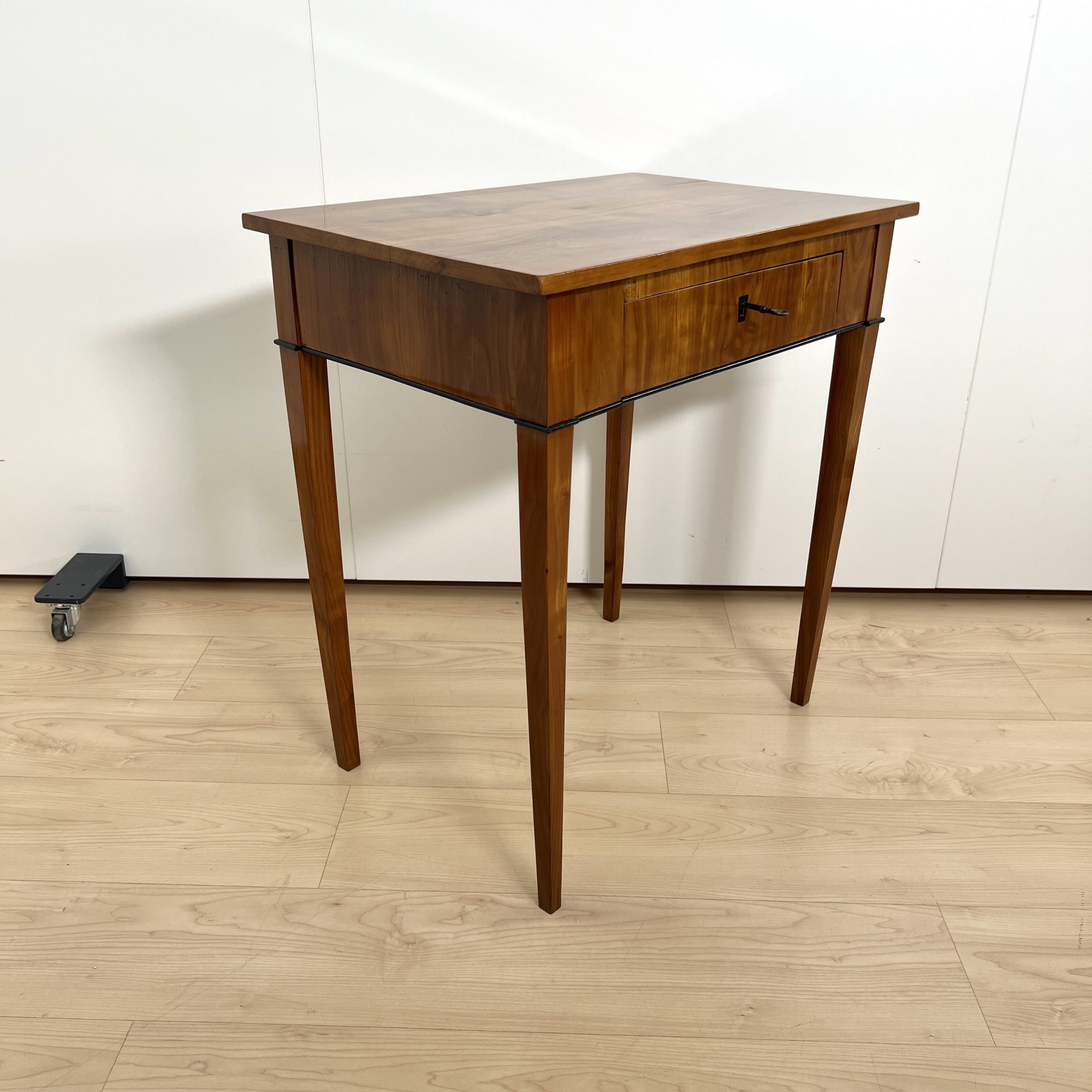 Biedermeier Beistelltischchen, Kirschbaum