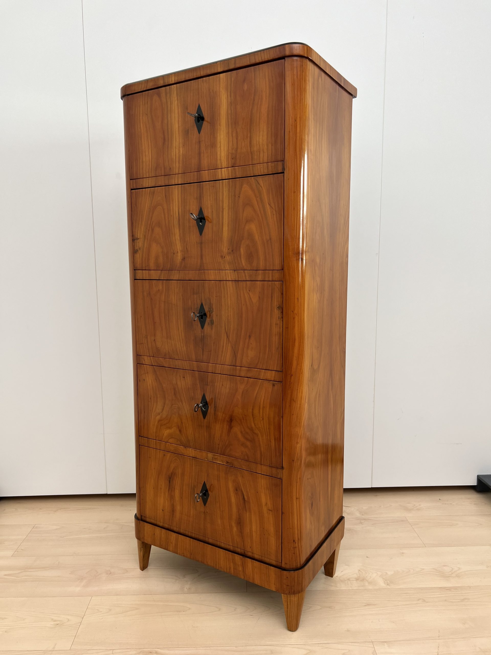 Biedermeier Chiffonnier, Kirschbaum furniert, Fünfladig, Süddeutschland um 1820.