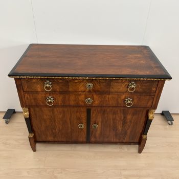Biedermeier Kommode. Nussbaum, Vergoldet, Österreich um 1815.1