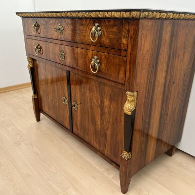 Biedermeier Kommode, Nussbaum, Vergoldet, Österreich um 1815