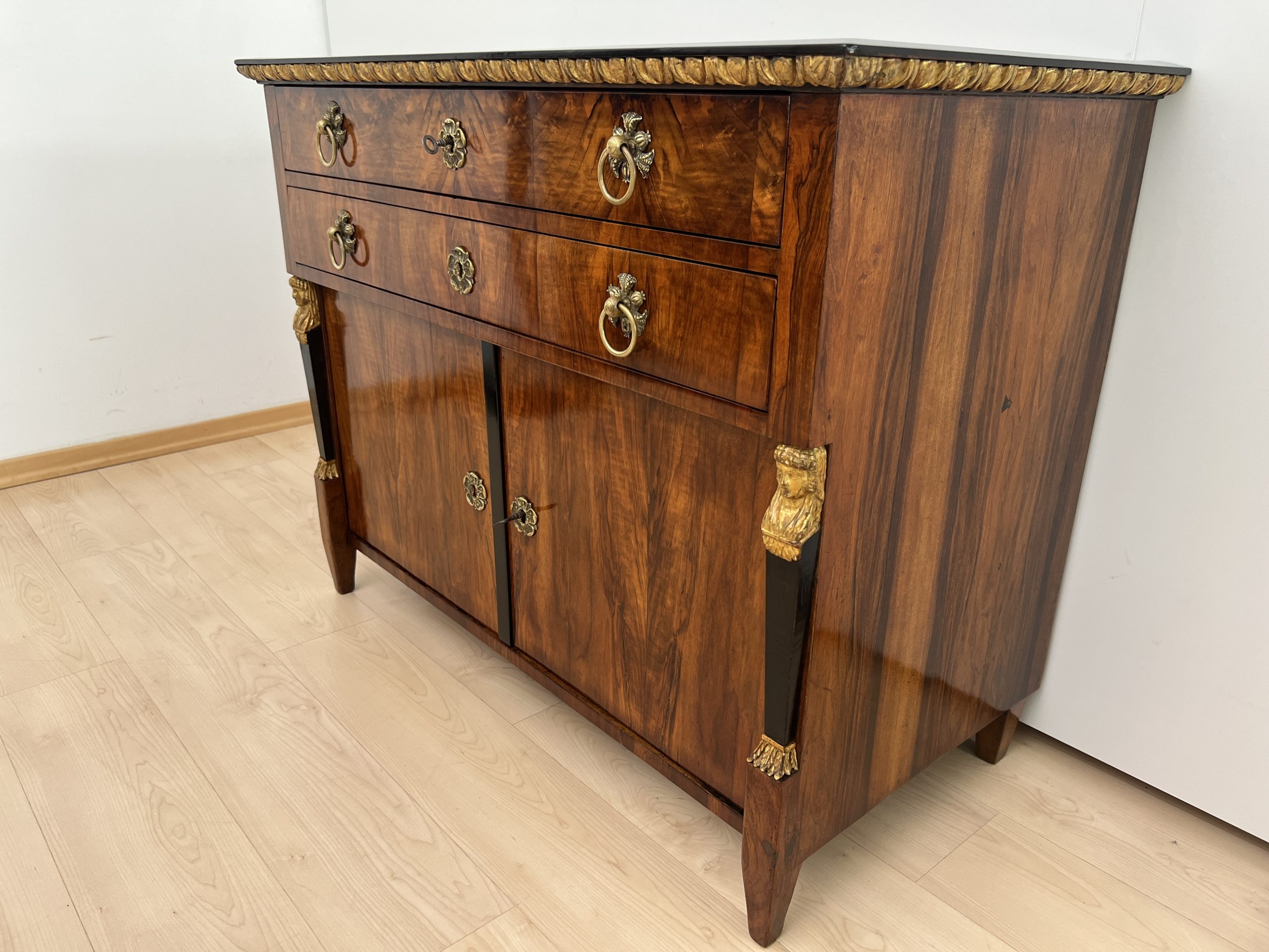 Biedermeier Kommode. Nussbaum, Vergoldet, Österreich um 1815.11 Biedermeier Kommode, Nussbaum, Vergoldet, Österreich um 1815