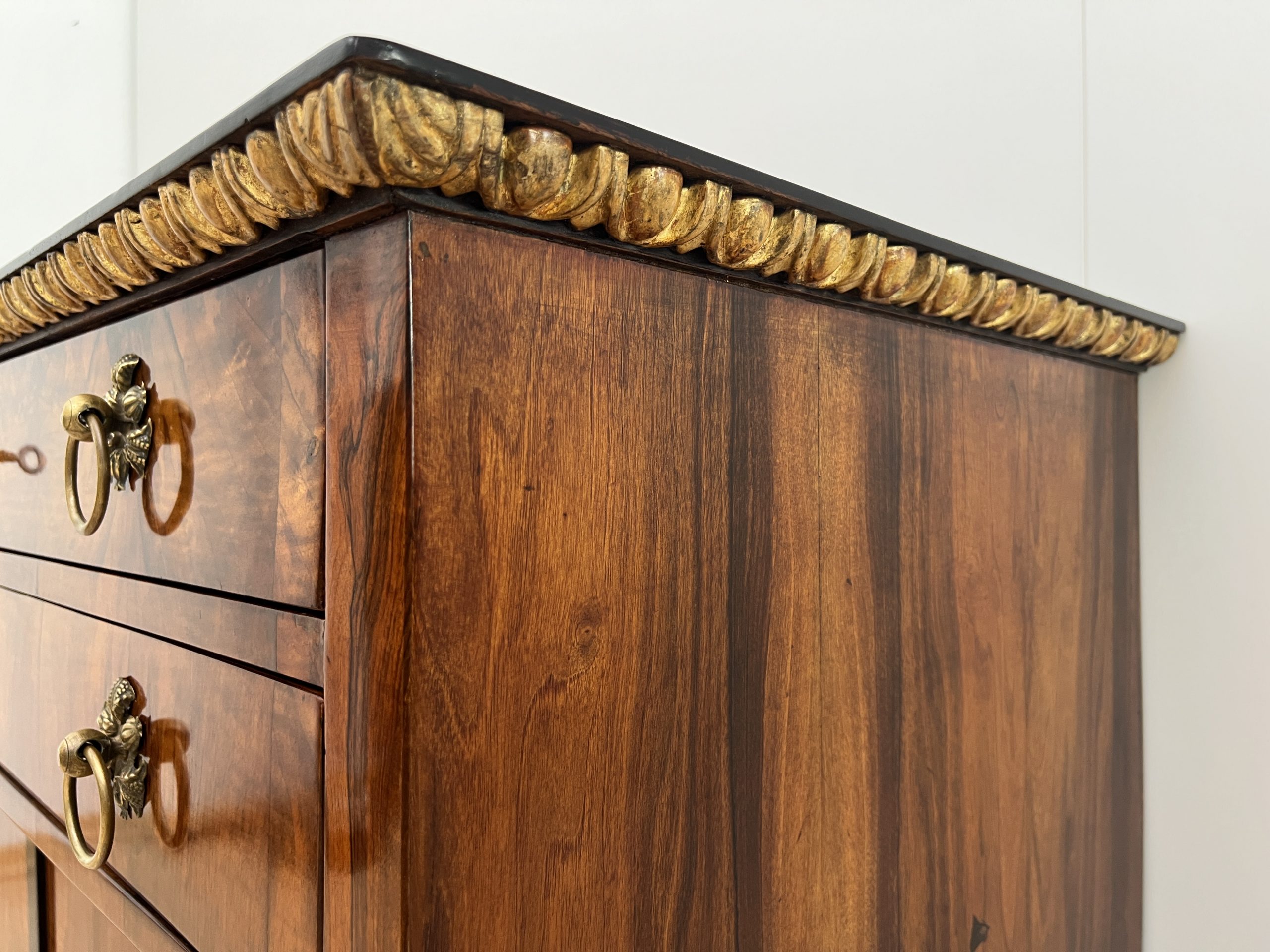 Biedermeier Kommode. Nussbaum, Vergoldet, Österreich um 1815.12