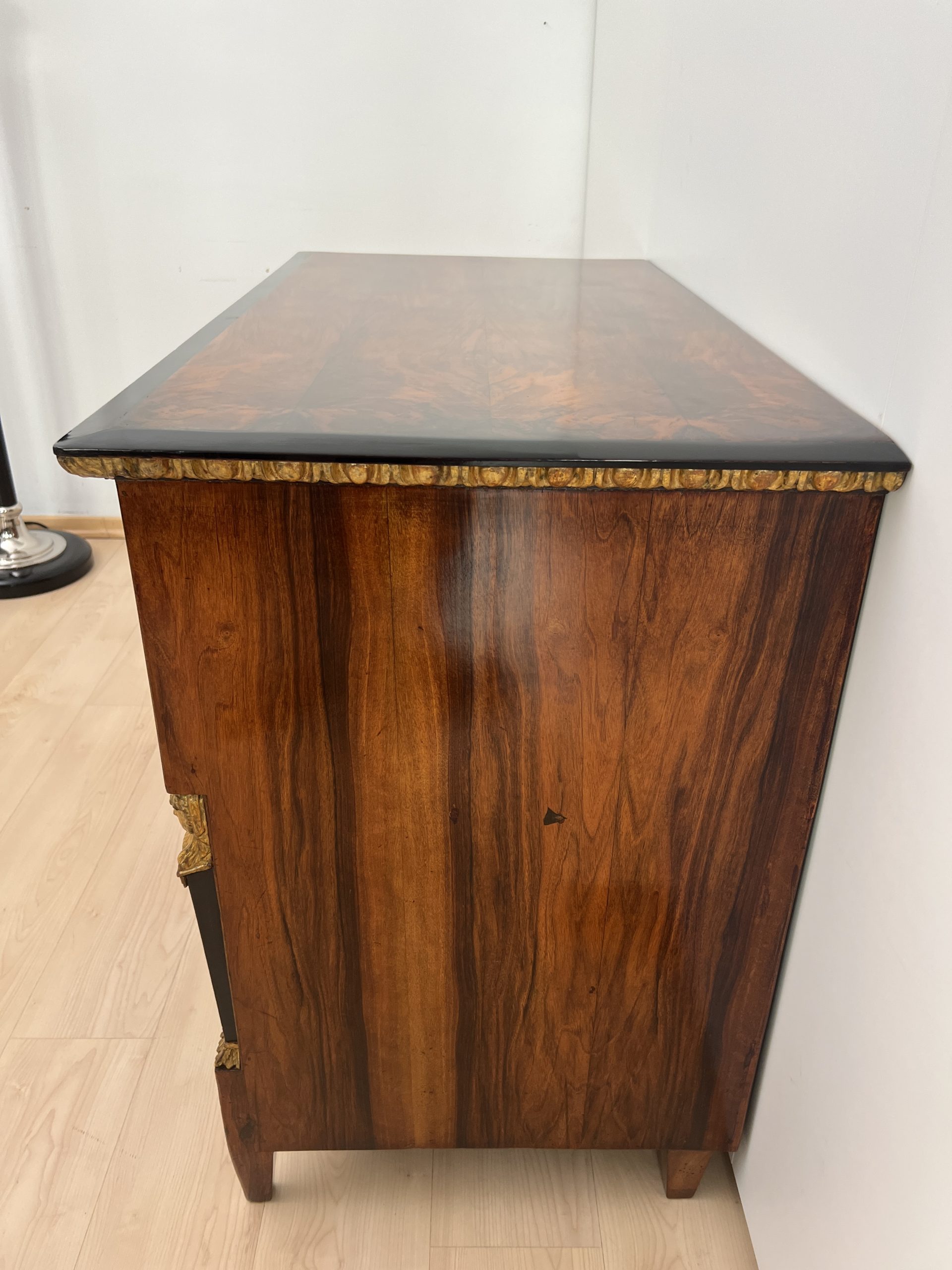 Biedermeier Kommode. Nussbaum, Vergoldet, Österreich um 1815.13