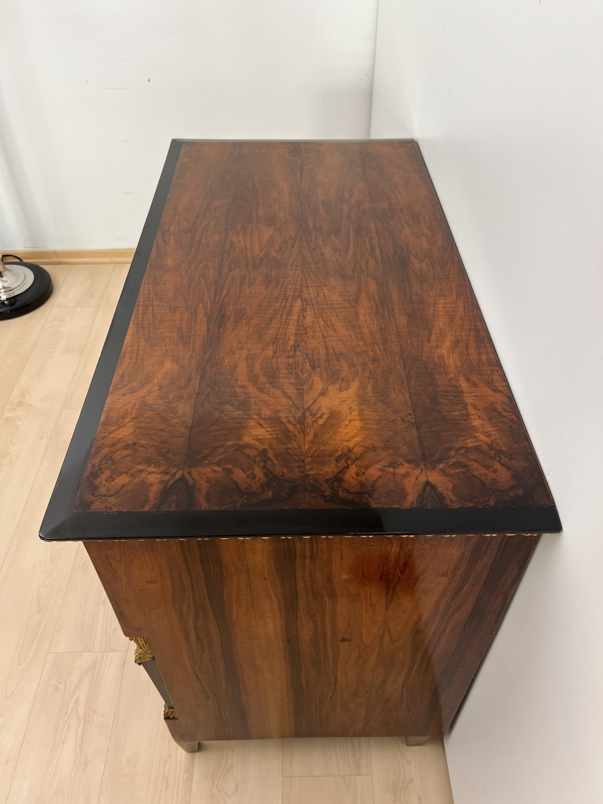 Biedermeier Kommode. Nussbaum, Vergoldet, Österreich um 1815.14