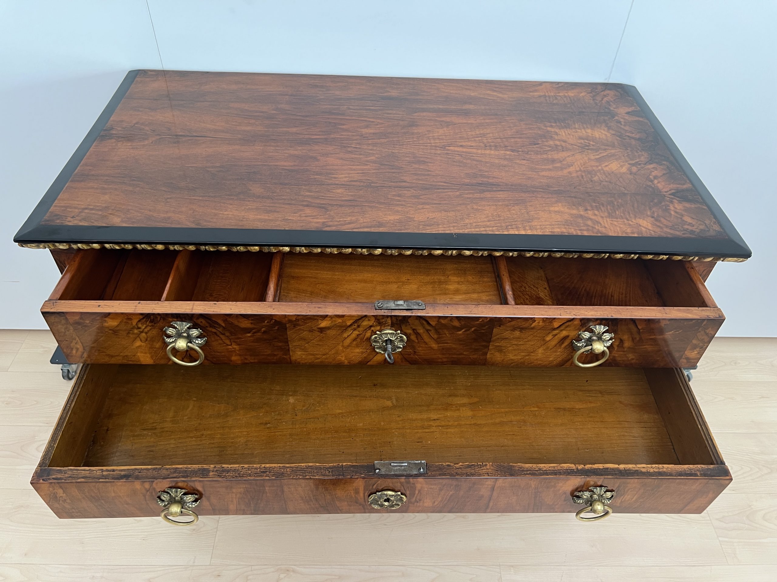 Biedermeier Kommode. Nussbaum, Vergoldet, Österreich um 1815.15