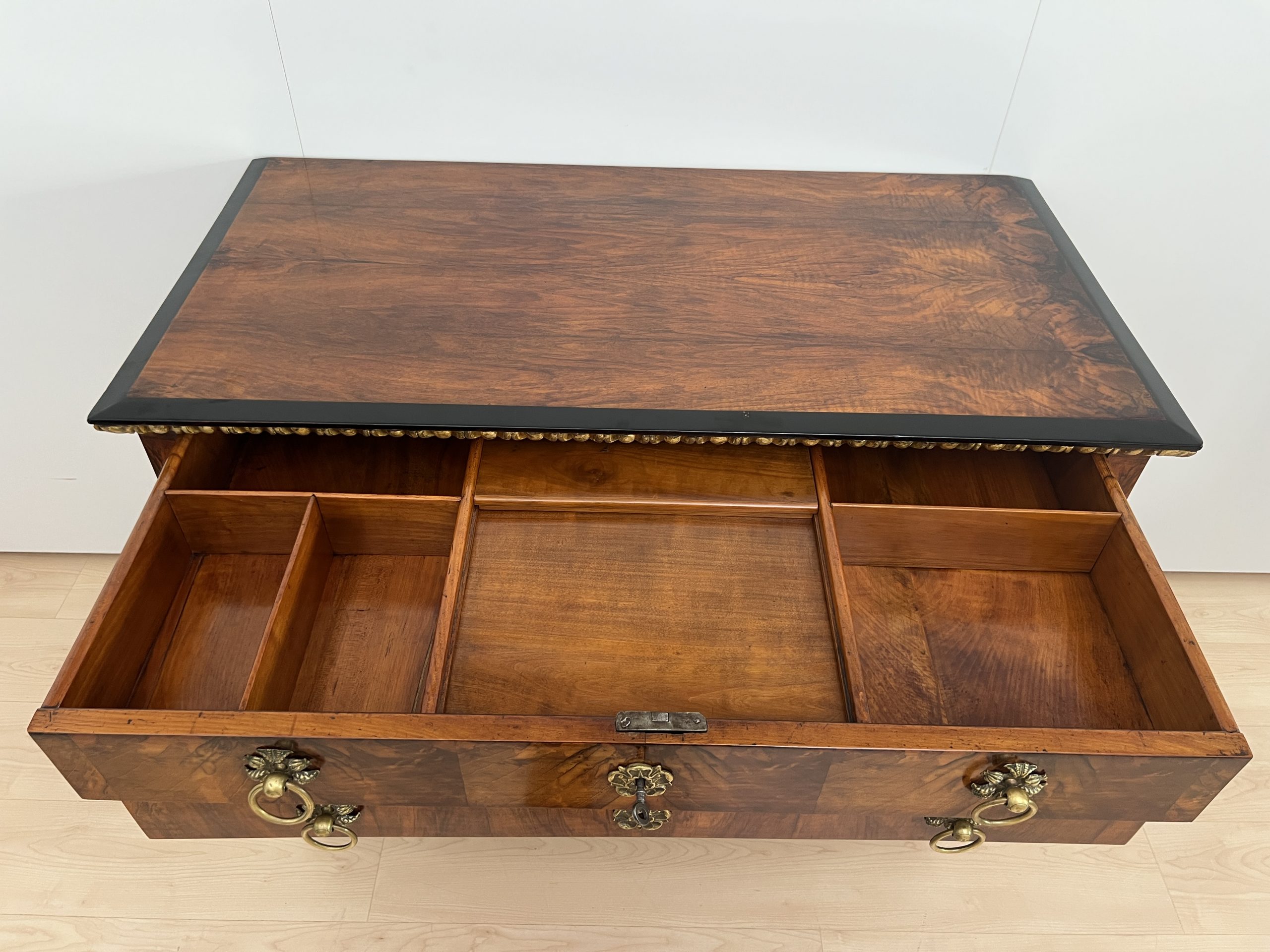 Biedermeier Kommode. Nussbaum, Vergoldet, Österreich um 1815.16