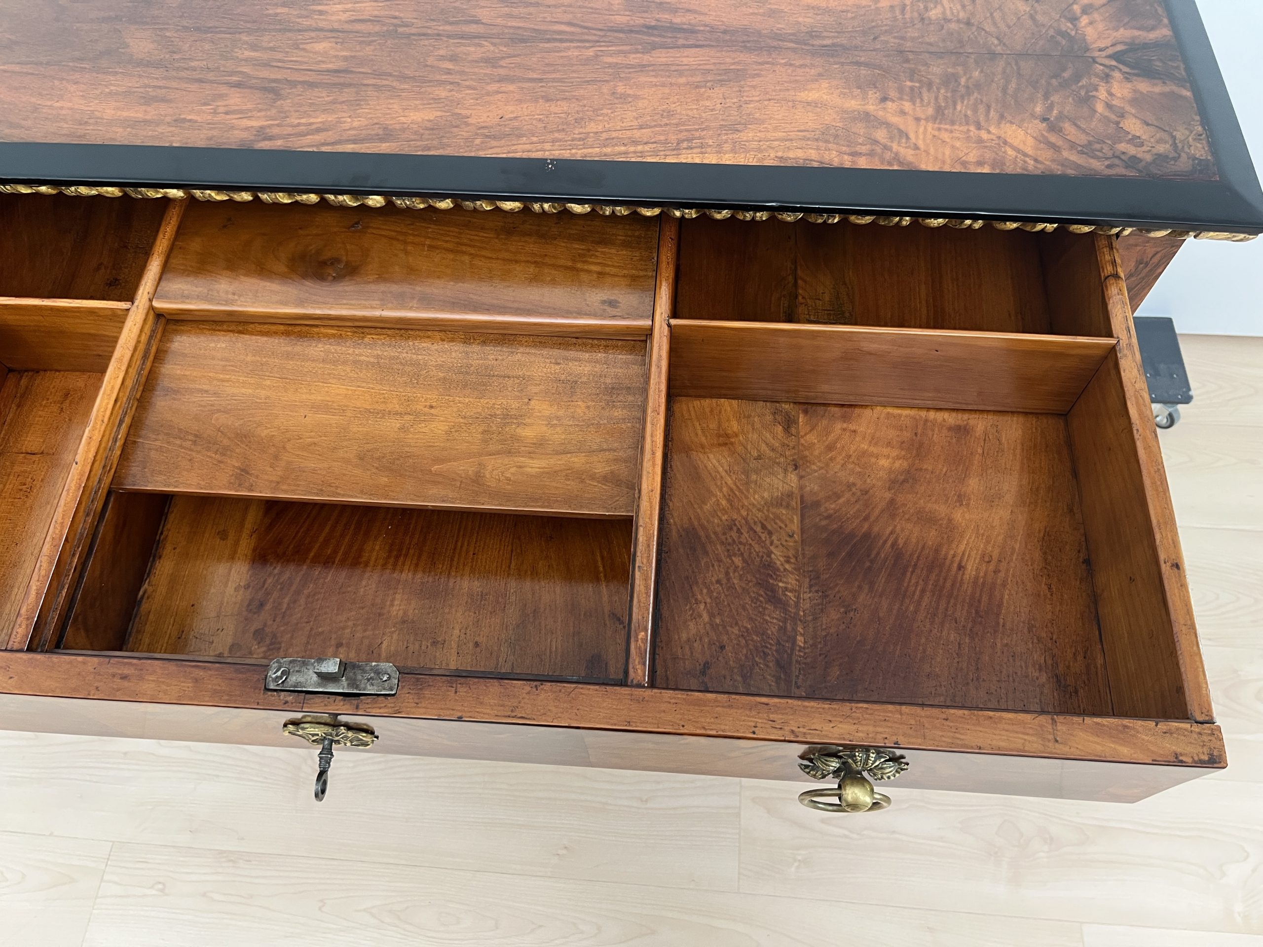 Biedermeier Kommode. Nussbaum, Vergoldet, Österreich um 1815.17