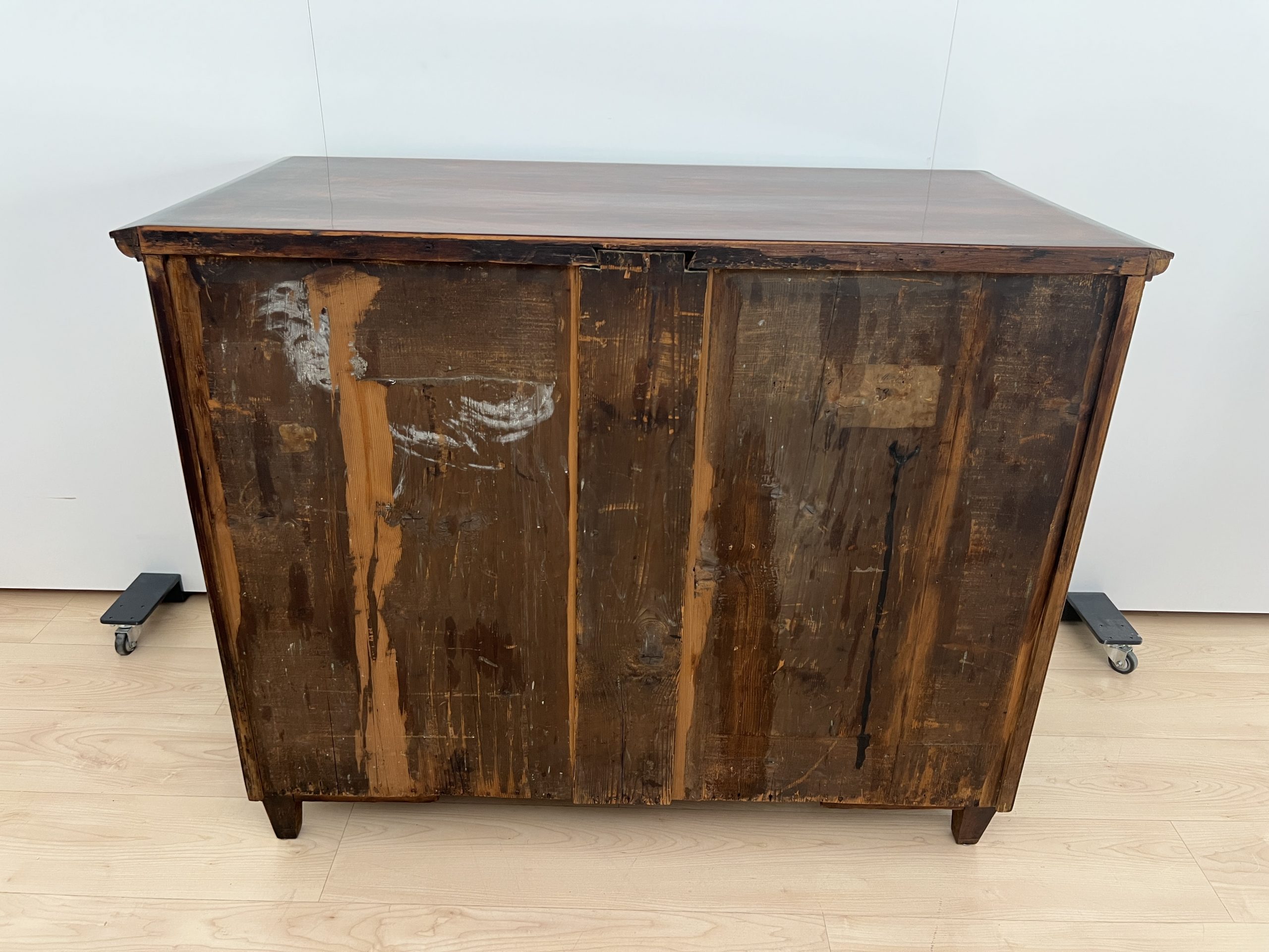 Biedermeier Kommode. Nussbaum, Vergoldet, Österreich um 1815.19 Biedermeier Kommode, Nussbaum, Vergoldet, Österreich um 1815
