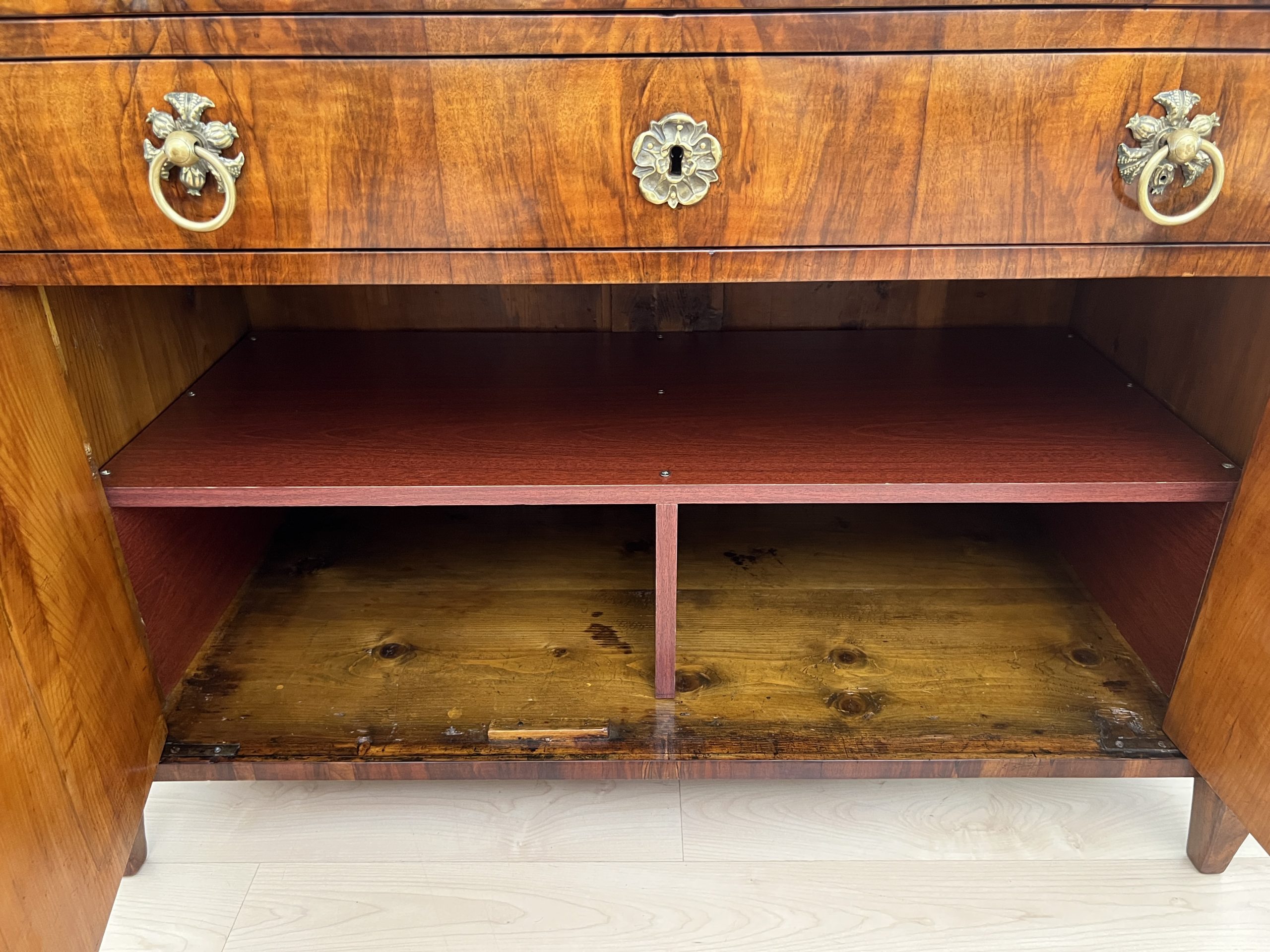 Biedermeier Kommode. Nussbaum, Vergoldet, Österreich um 1815.3