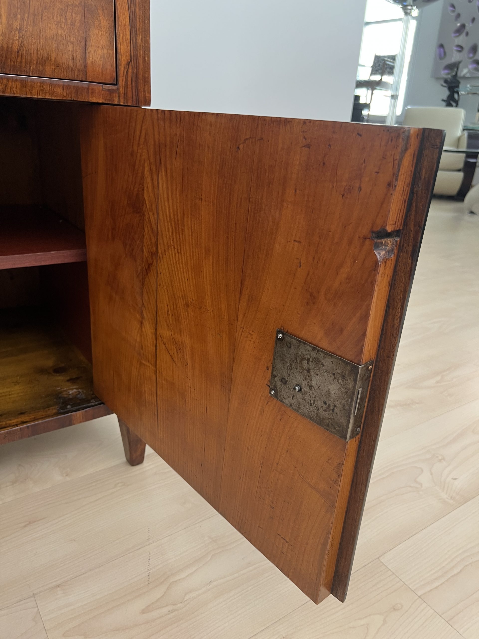 Biedermeier Kommode. Nussbaum, Vergoldet, Österreich um 1815.4